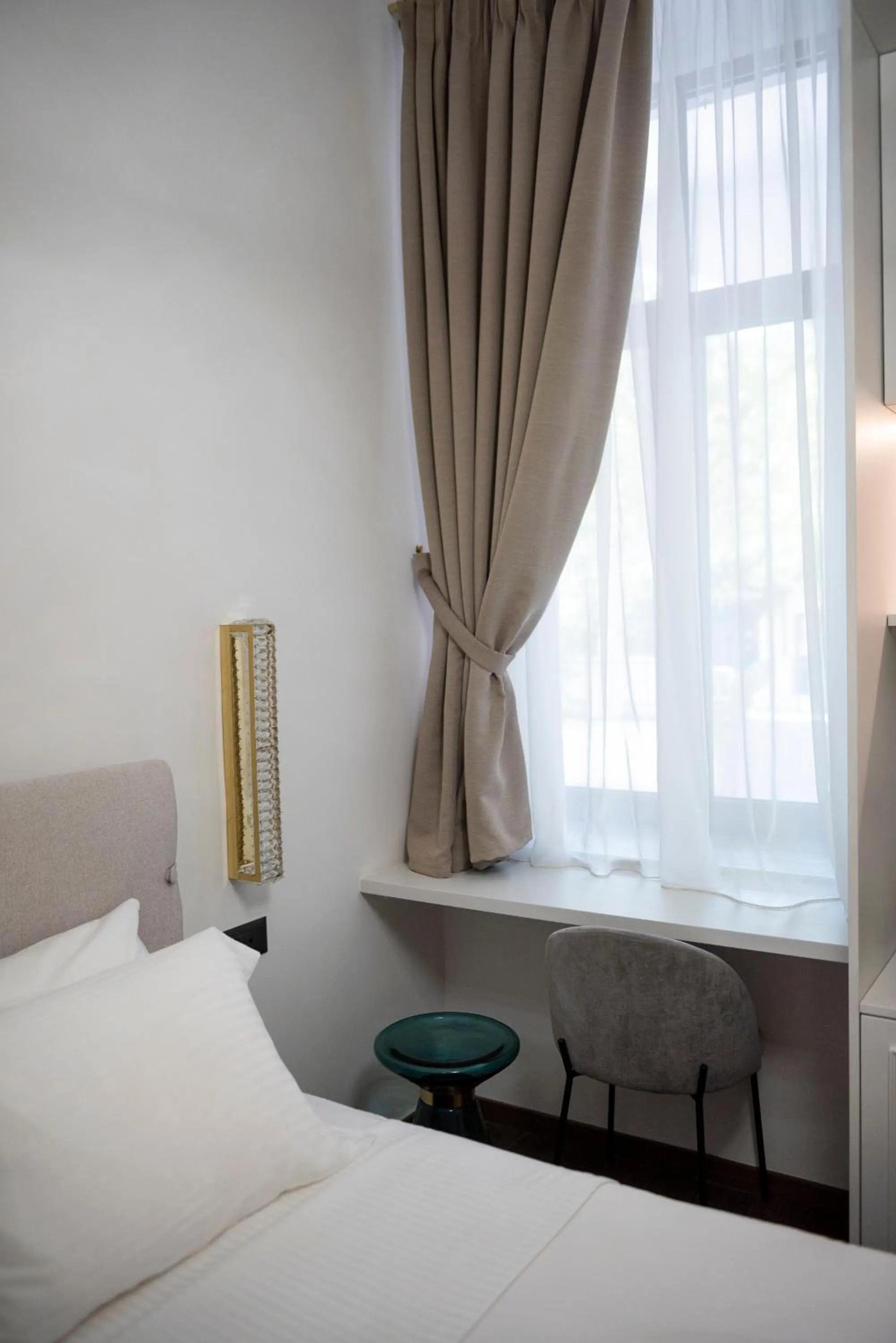 Seating area, Bed in Jensen Luxury Suites