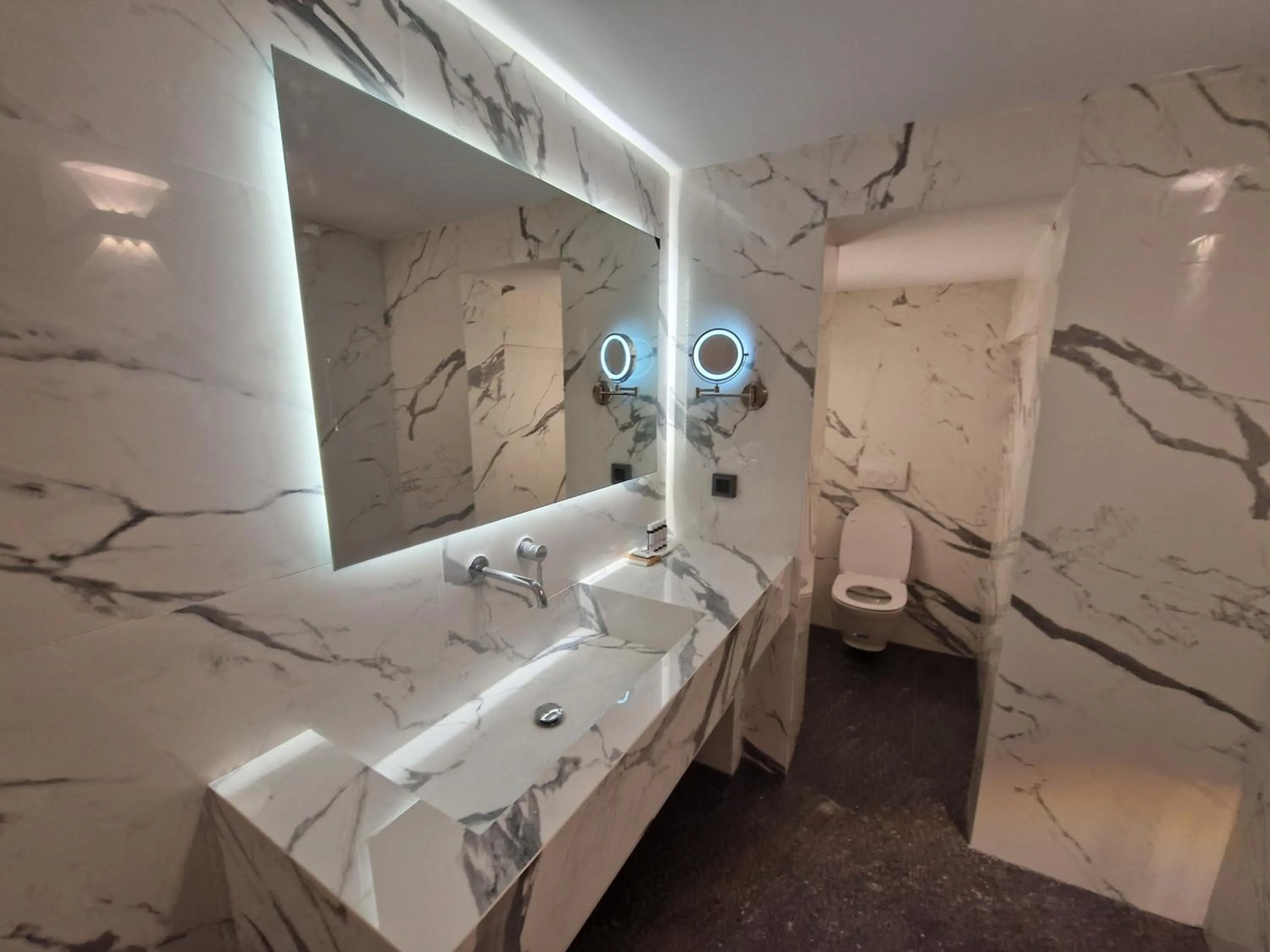 Toilet in Jensen Luxury Suites