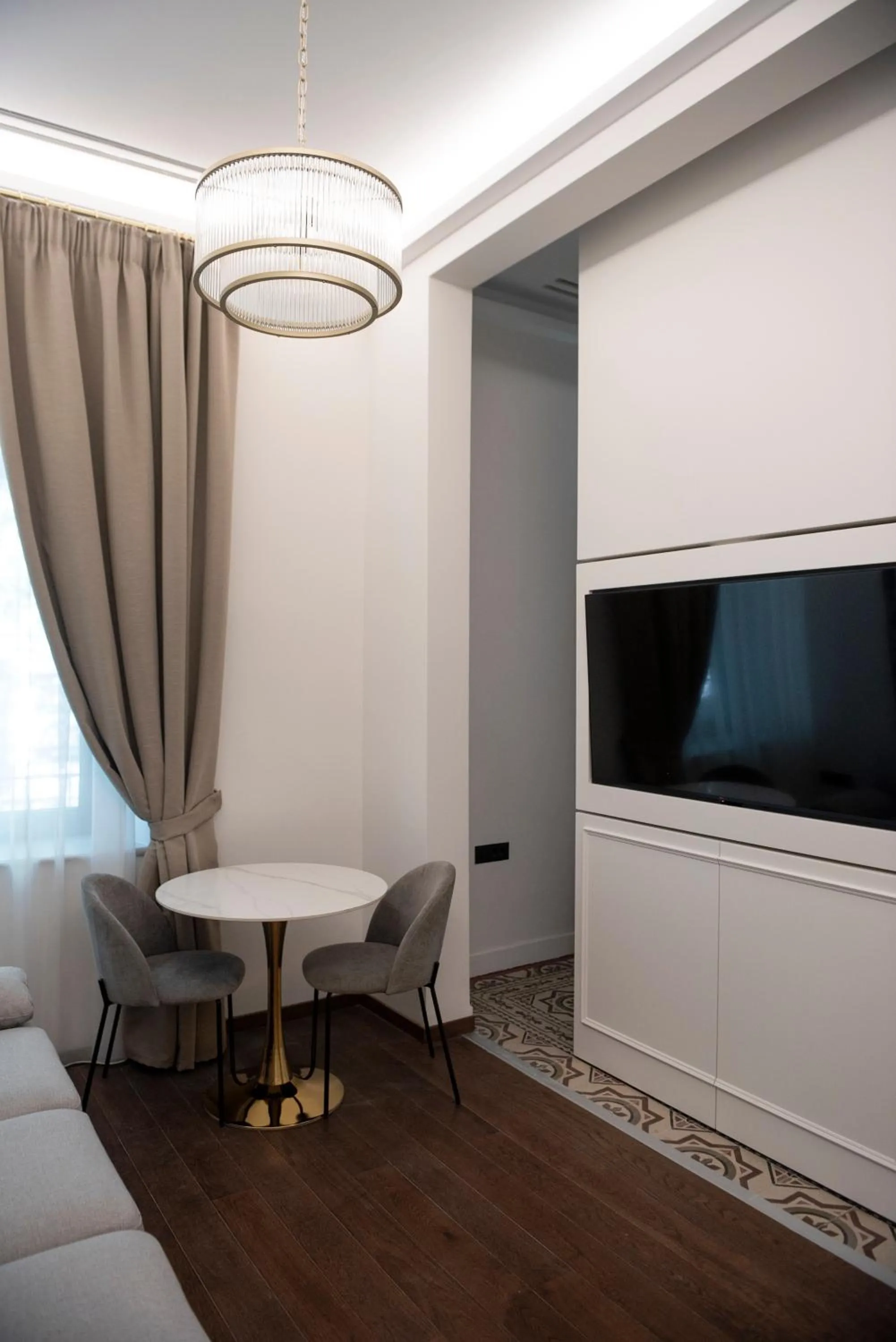 TV and multimedia in Jensen Luxury Suites