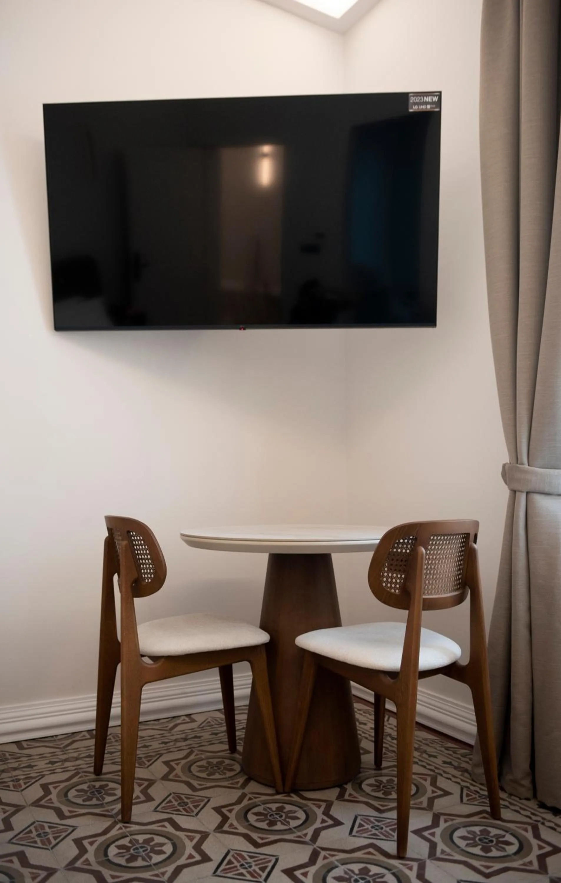 TV and multimedia in Jensen Luxury Suites