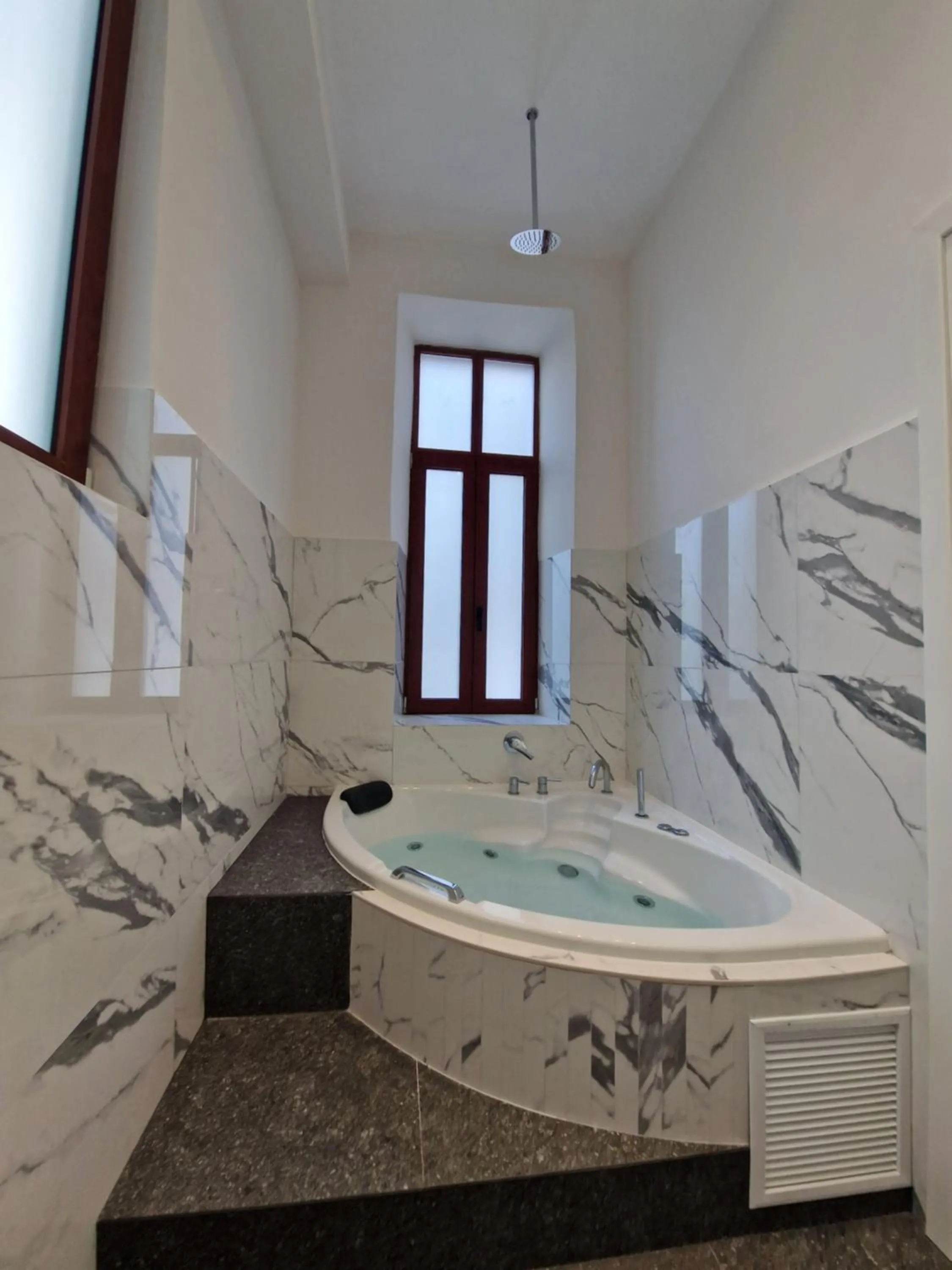 Hot Tub in Jensen Luxury Suites