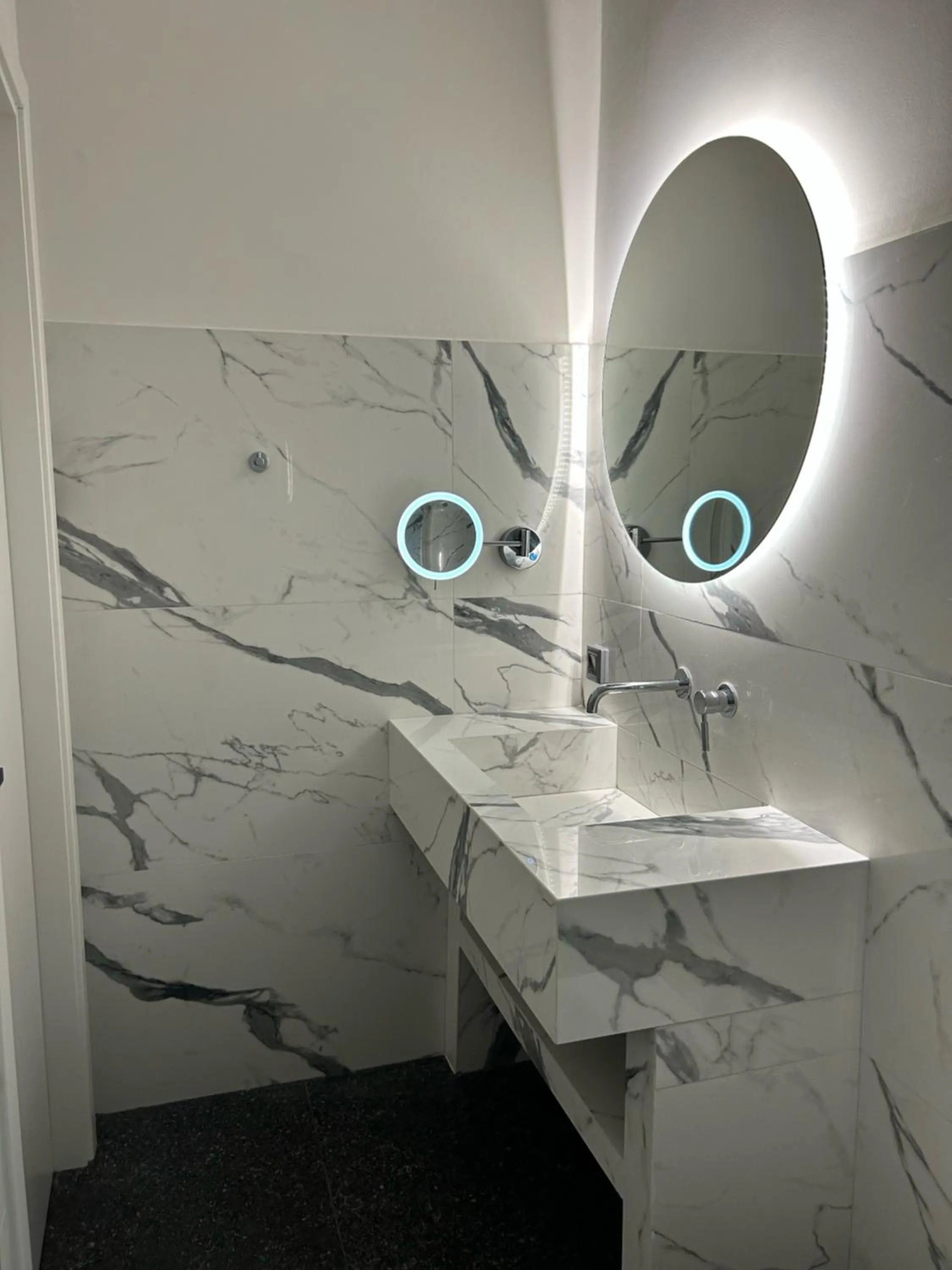 Bathroom in Jensen Luxury Suites