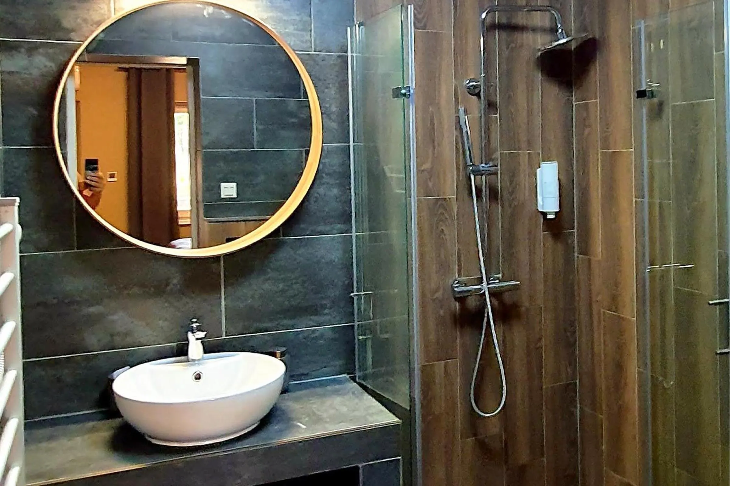 Shower in The Luxo Wine Museum Hotel