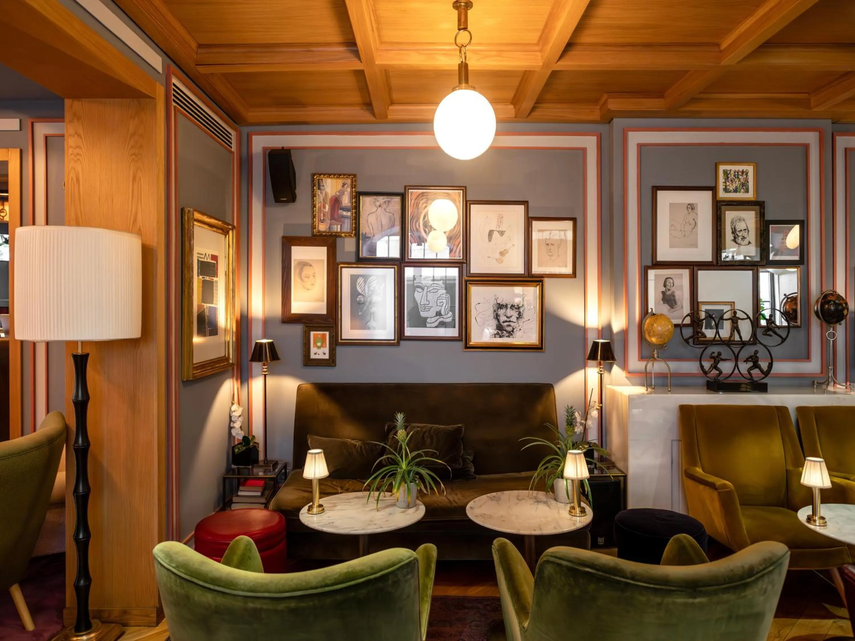 Lounge or bar in Browns Central Hotel