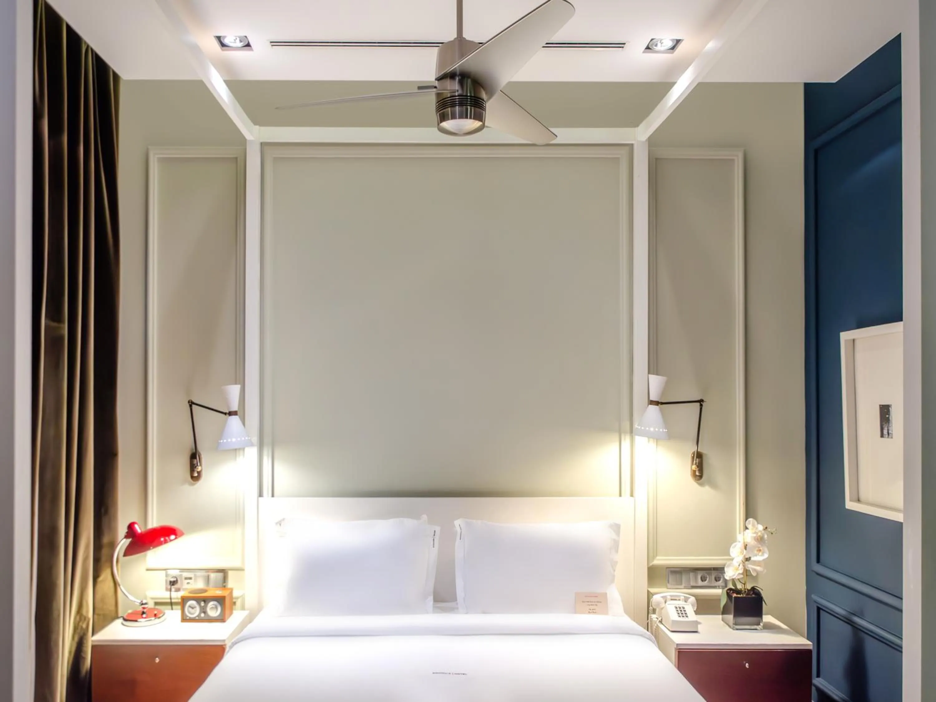 Bedroom, Bed in Browns Central Hotel