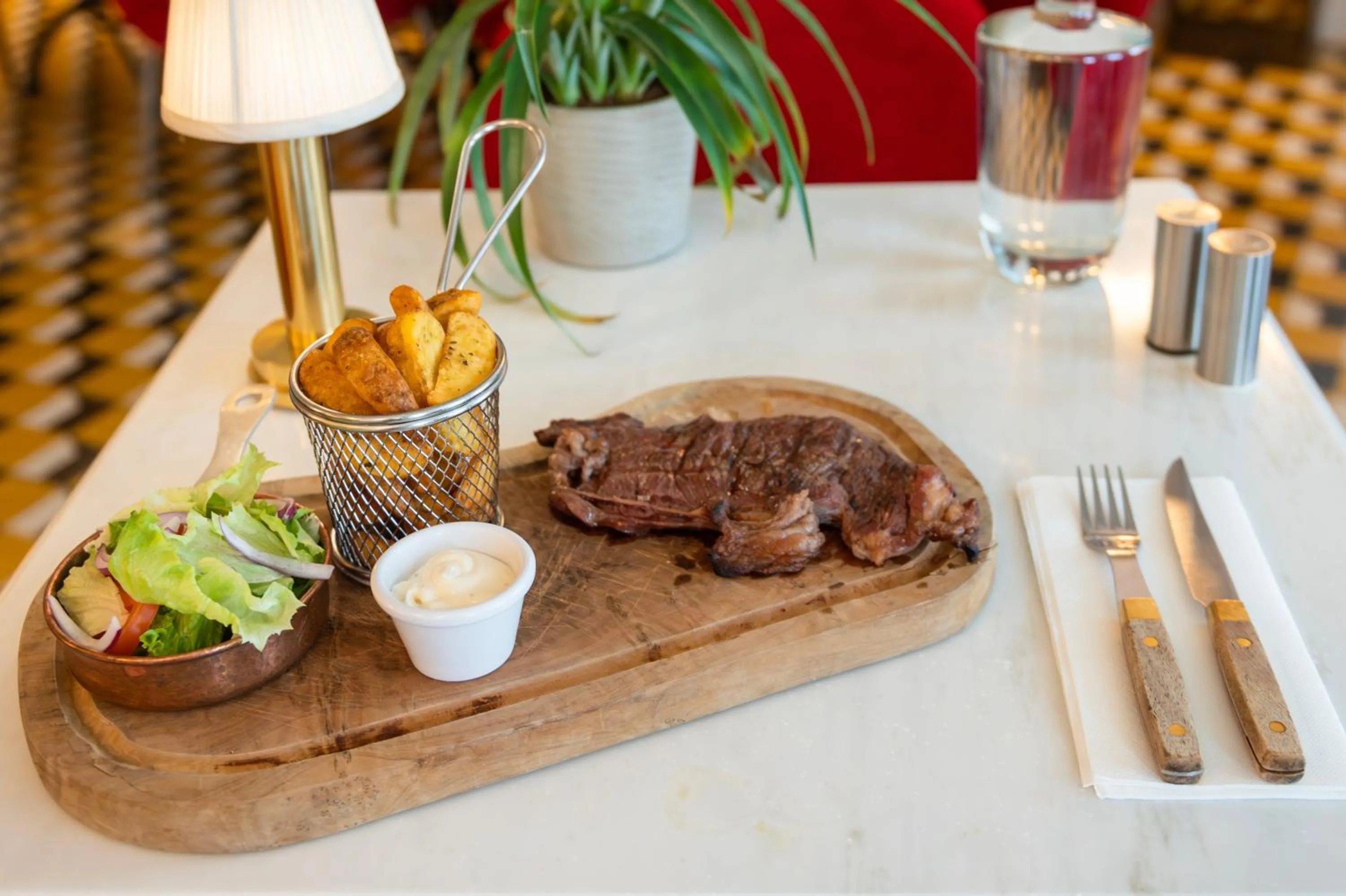 Food and drinks in Browns Central Hotel