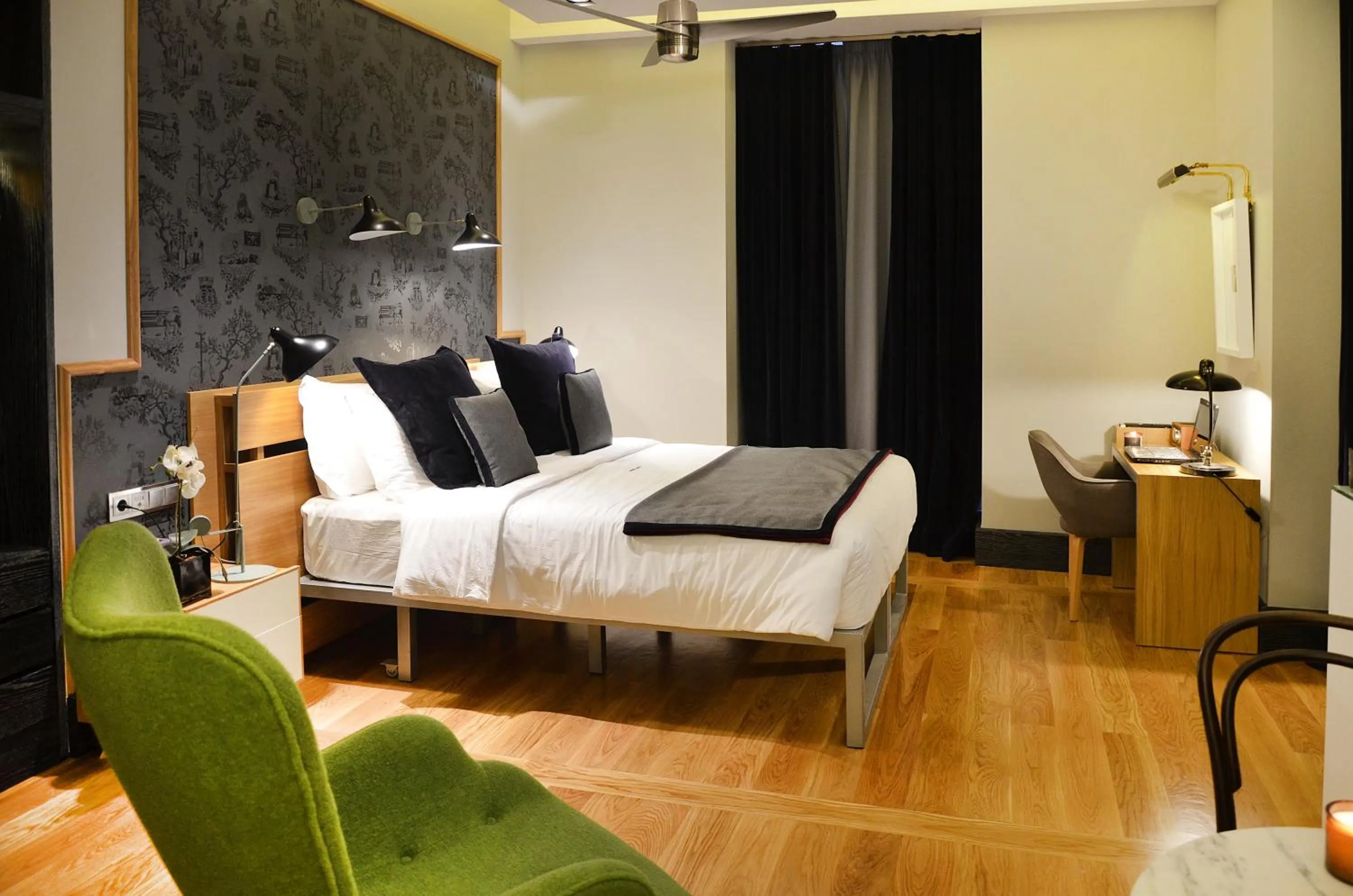 Bedroom, Bed in Browns Central Hotel