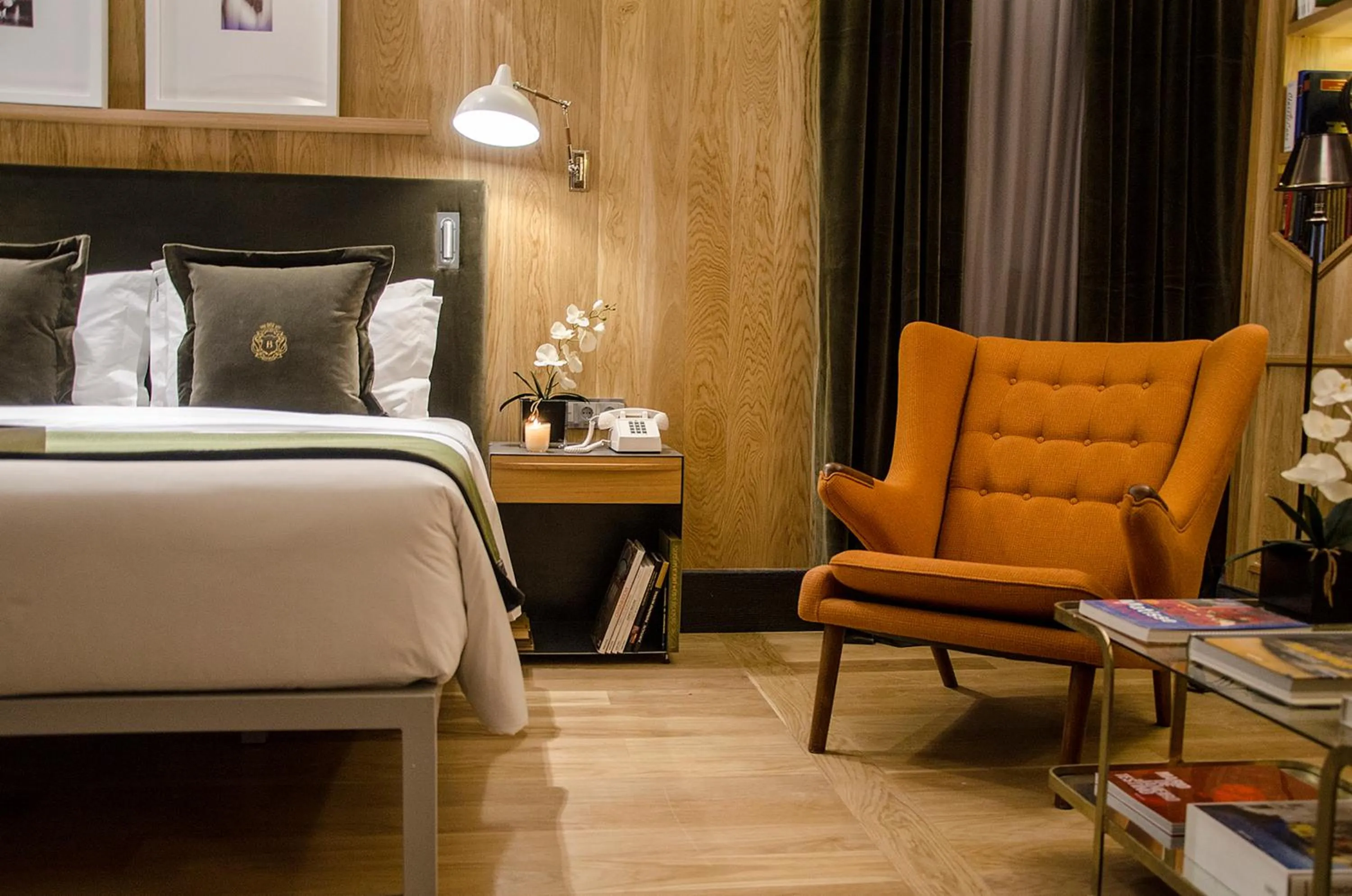 Living room, Bed in Browns Central Hotel