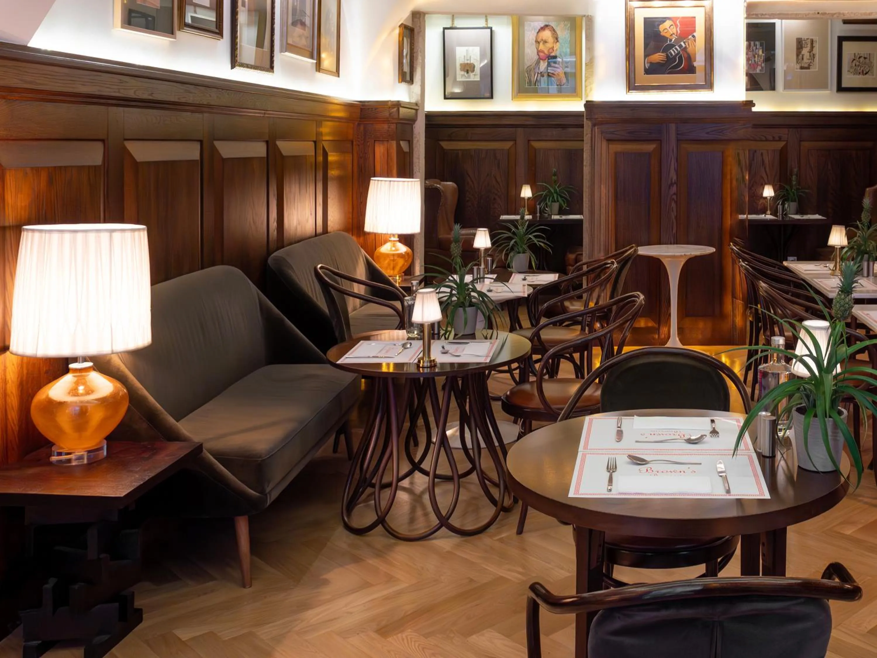 Restaurant/places to eat in Browns Central Hotel