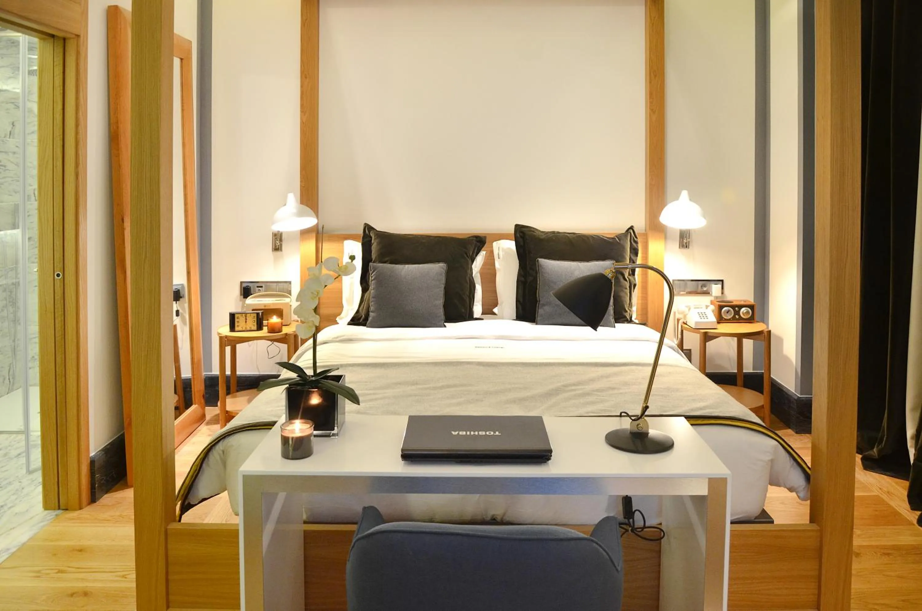 Bedroom, Bed in Browns Central Hotel