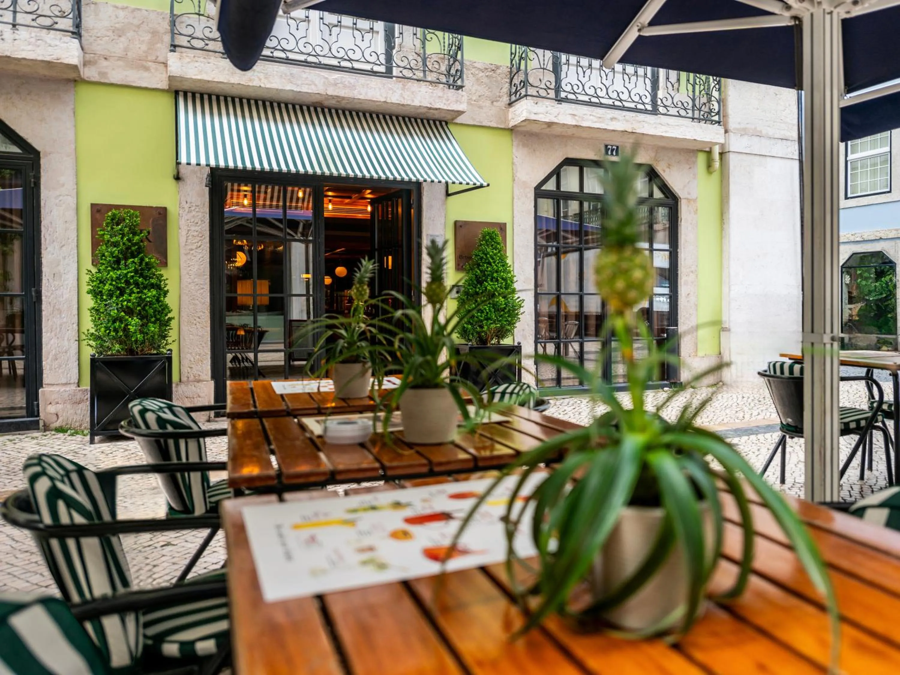 Restaurant/places to eat in Browns Central Hotel