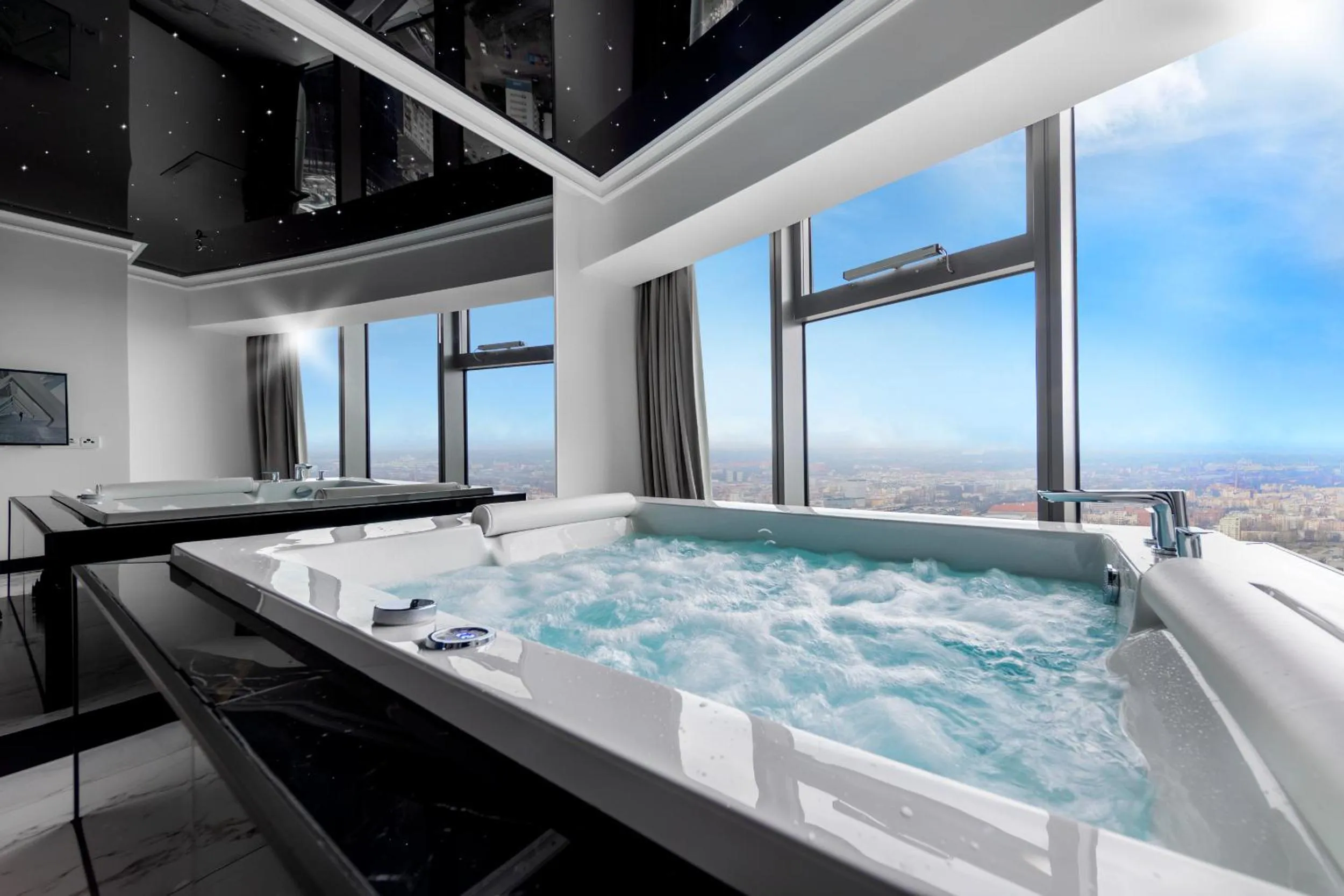 Hot Tub in In The Sky - Apartamenty w Sky Tower