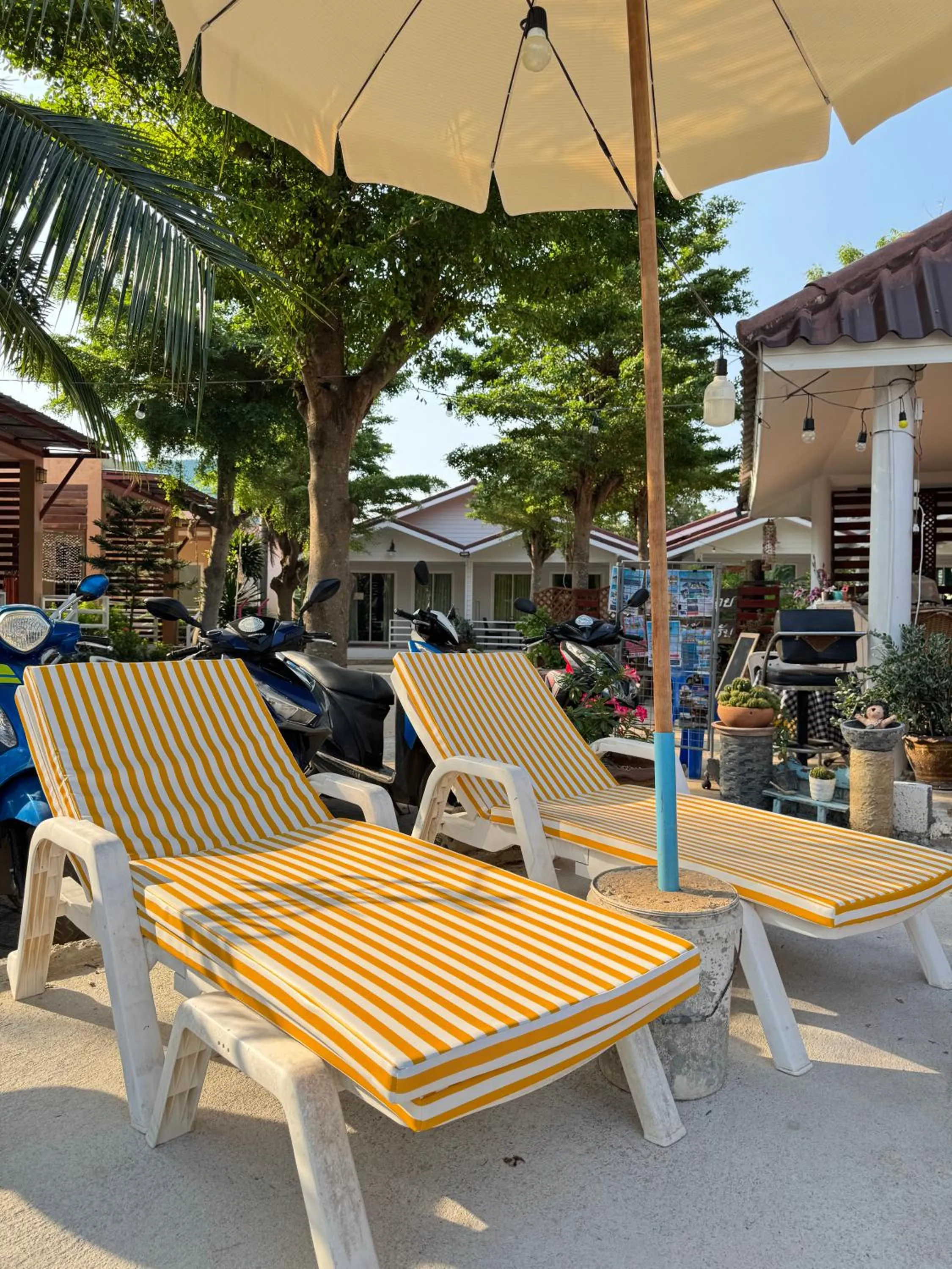 Seating area in Rang Noknoy Resort at Kohlarn