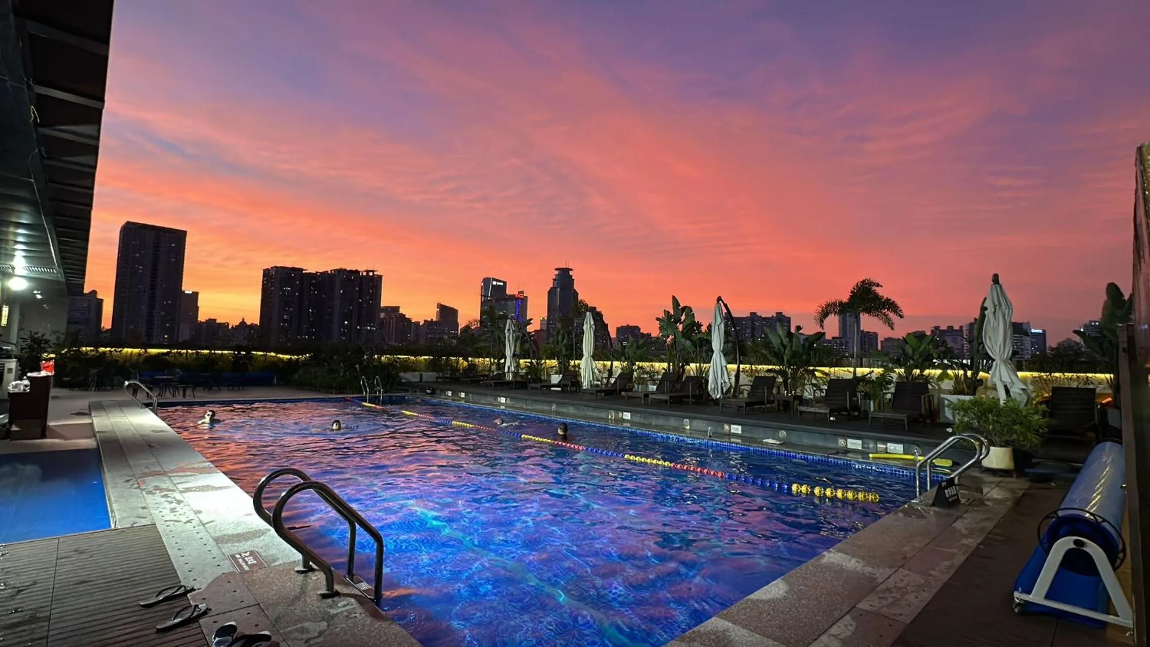 Swimming pool in Echeng Hotel Guangzhou Zhujiang New Town