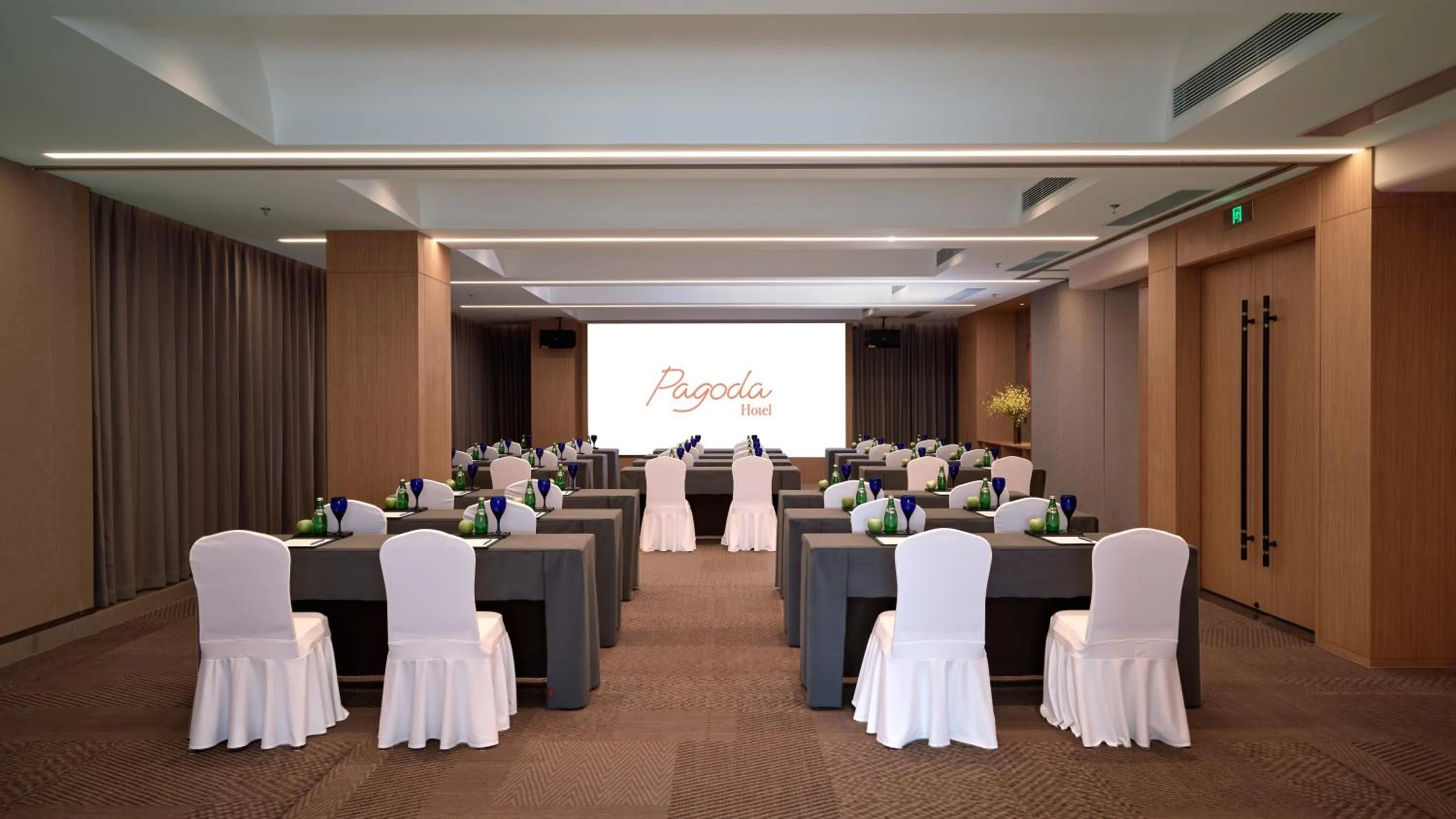 Meeting/conference room in Pagoda Hotel Hangzhou Binjiang
