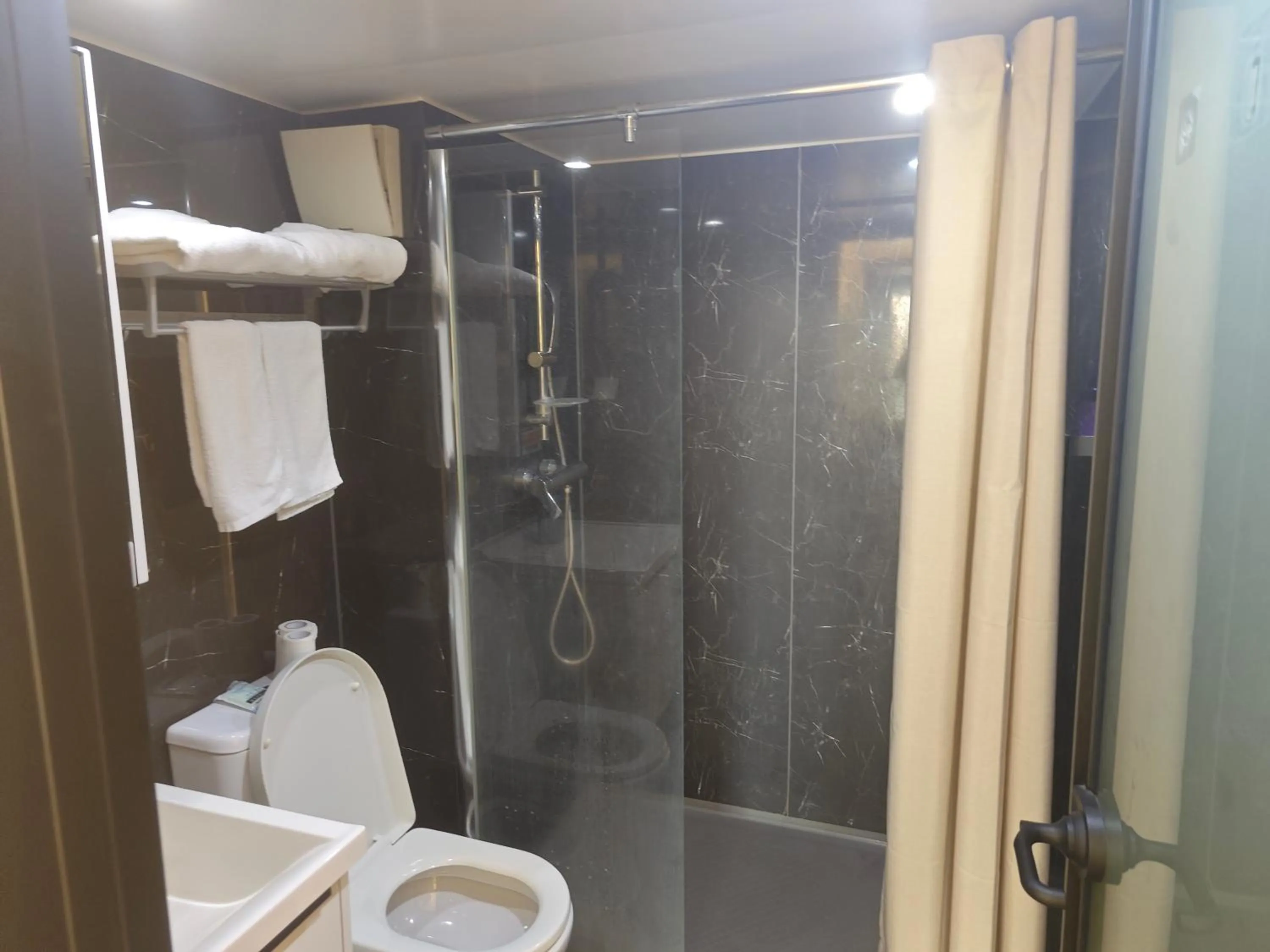 Shower in Xinghe Times Apartment - Shenzhen North Railway Station