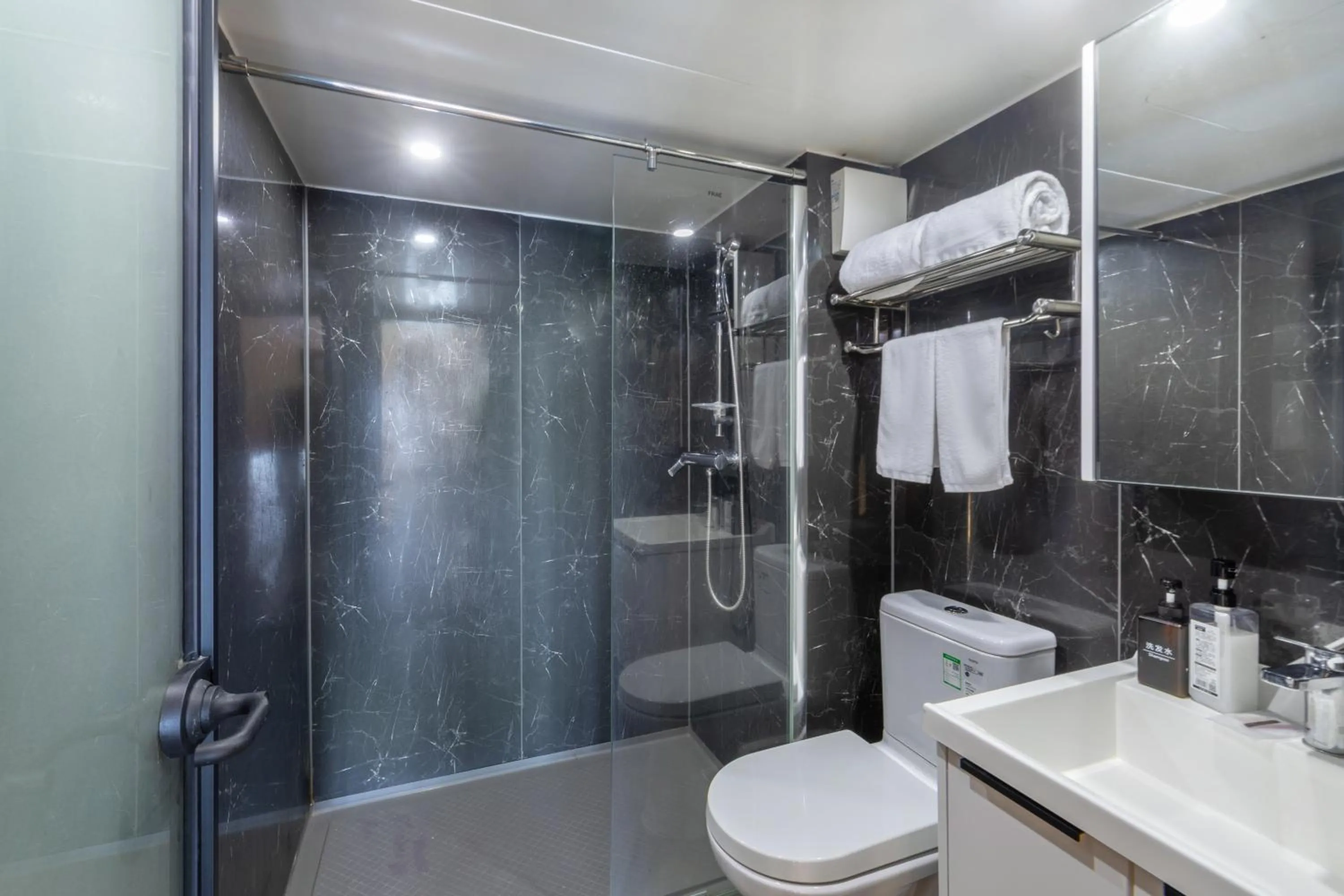 Toilet in Xinghe Times Apartment - Shenzhen North Railway Station