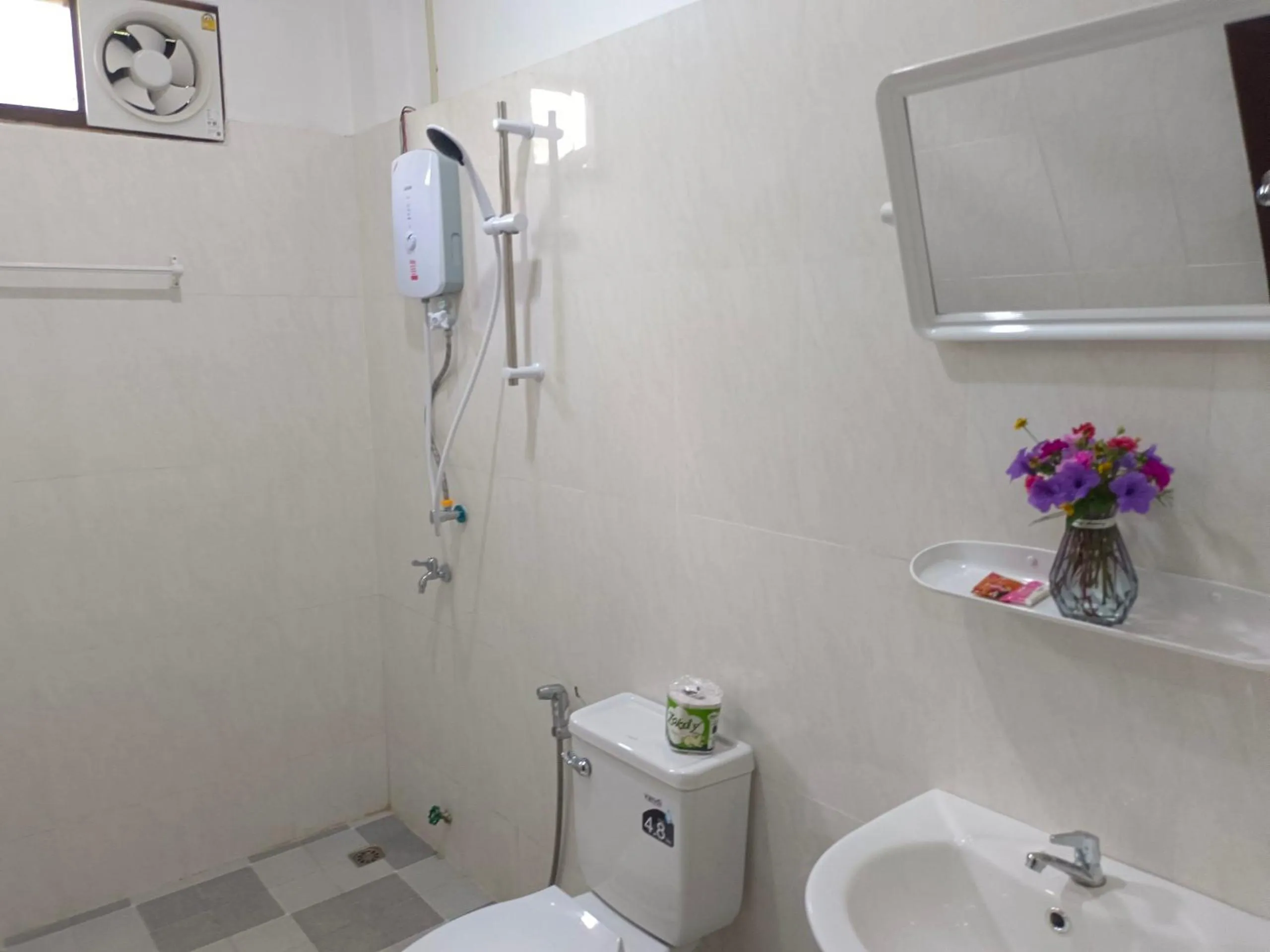 Shower in Dokchampa Hotel