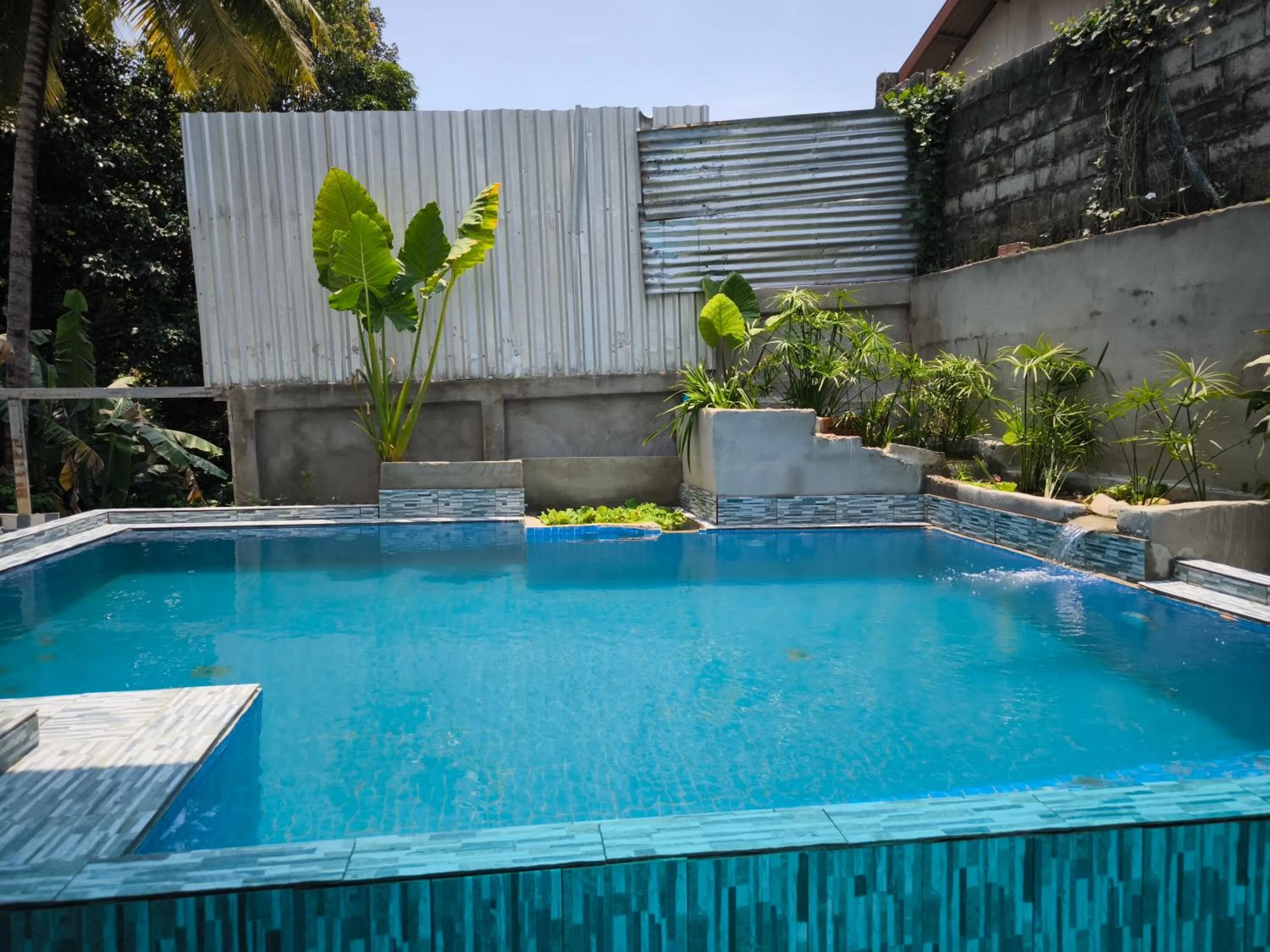 Swimming pool in Dokchampa Hotel