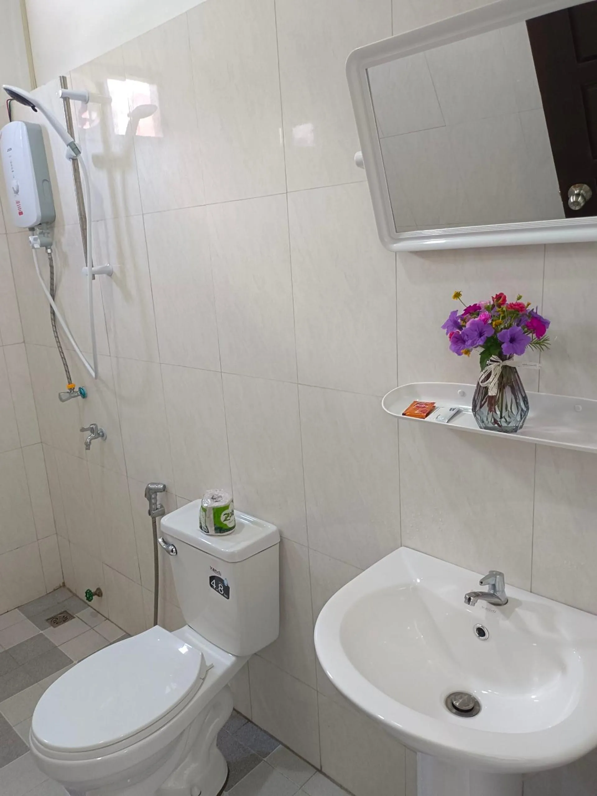 Shower in Dokchampa Hotel