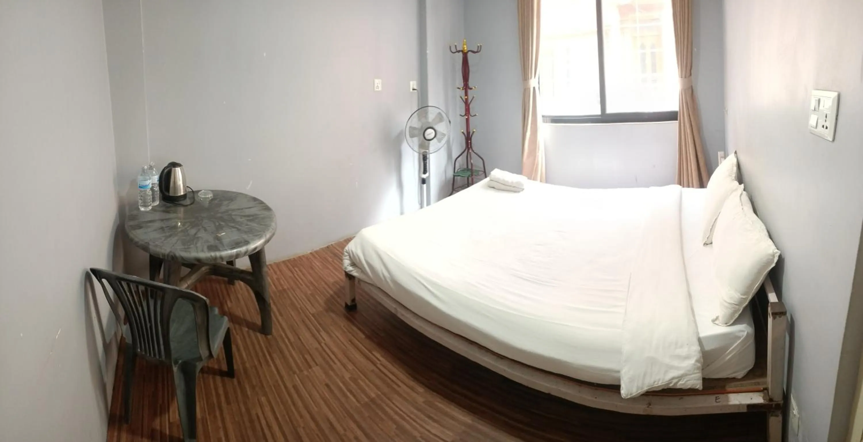 Photo of the whole room, Bed in Hotel Down To Earth