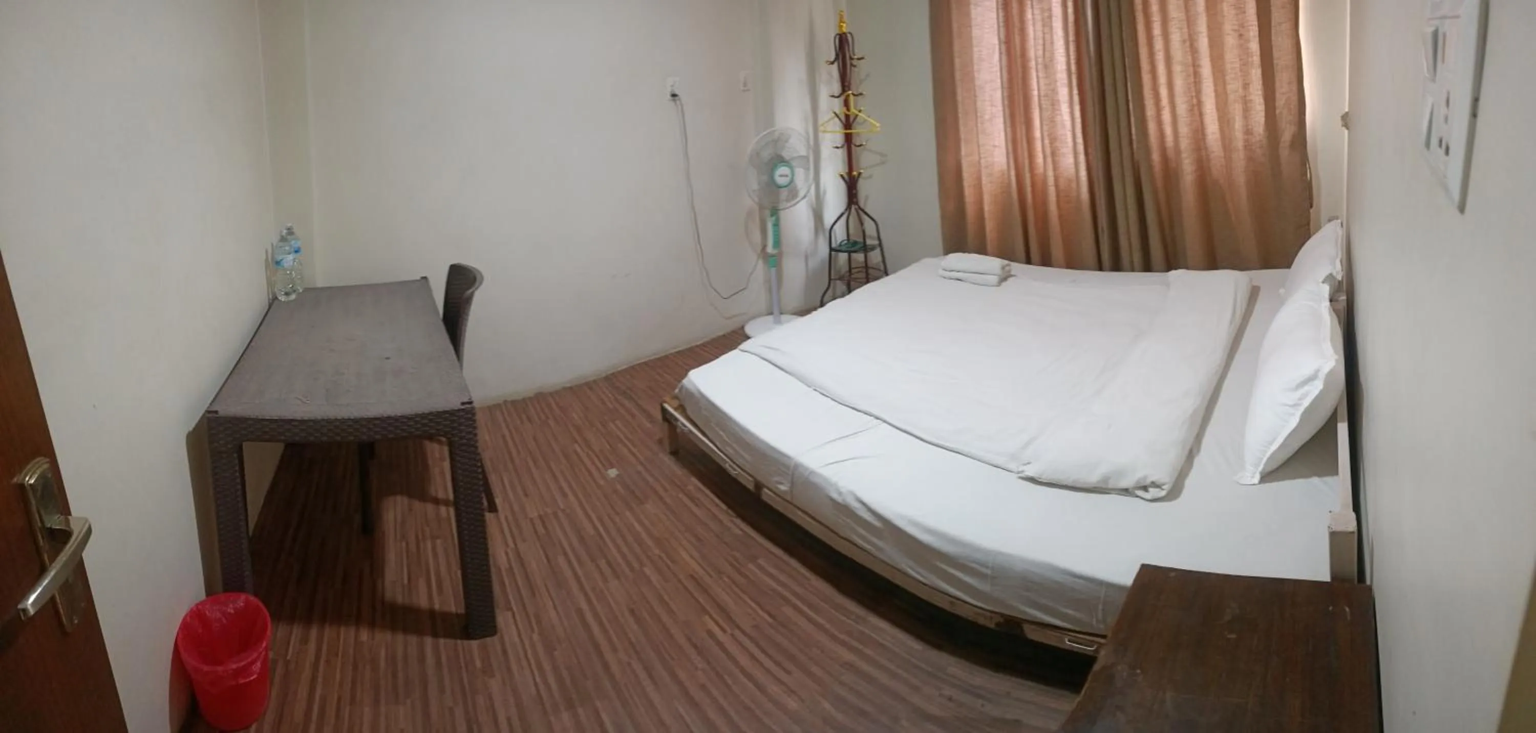 Photo of the whole room, Bed in Hotel Down To Earth