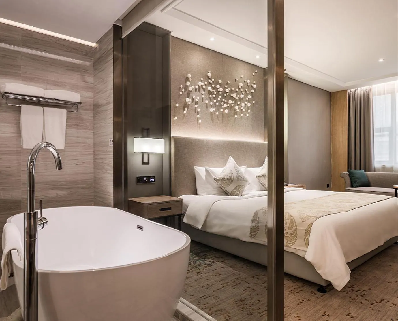 Toilet, Bed in Wuhan Hongguang Hotel