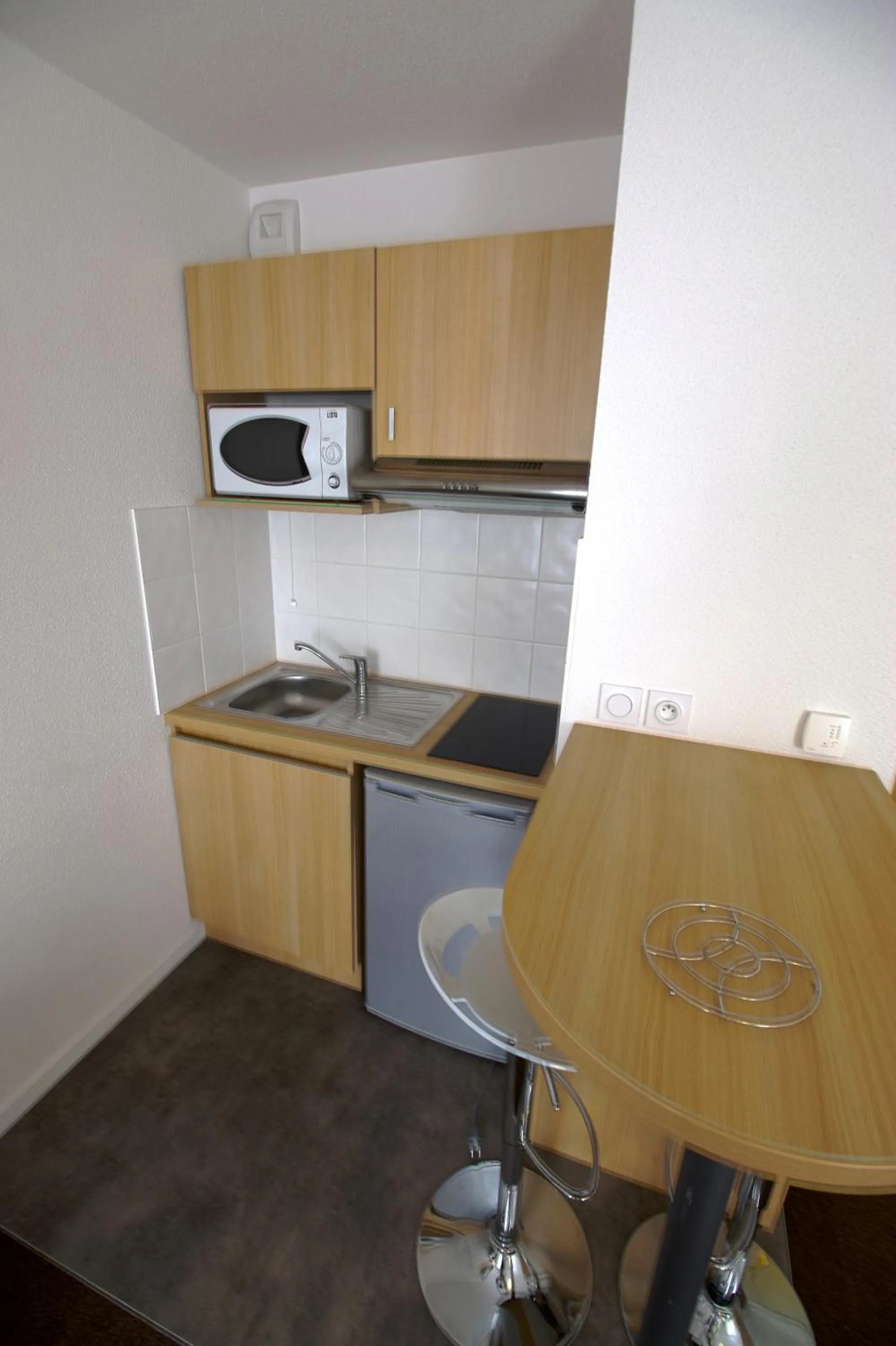 Kitchen or kitchenette in Kosy Appart Hôtel Résidence Arboréa