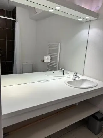 Bathroom in Kosy Appart Hôtel Résidence Arboréa