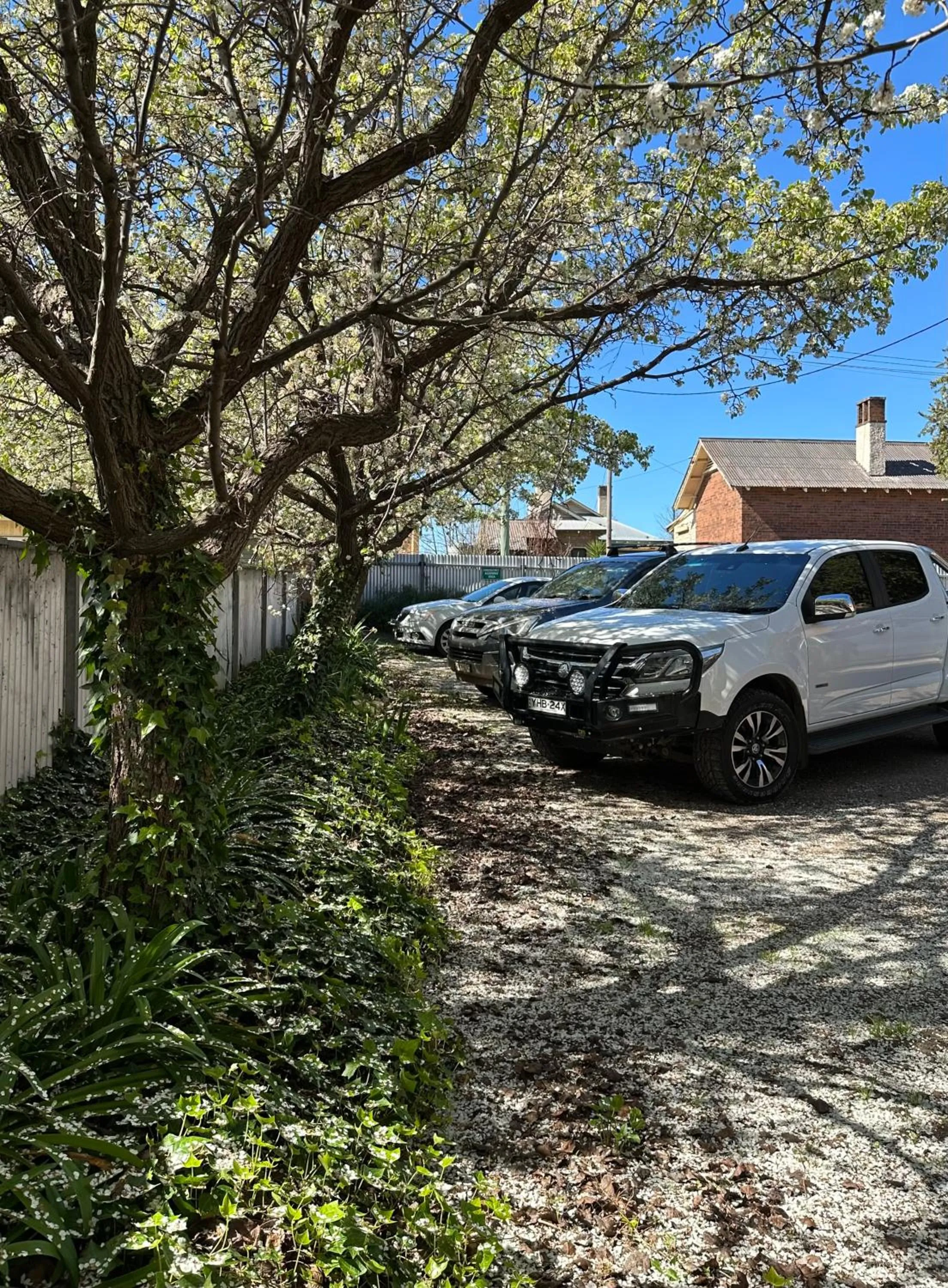 Parking in THE FED AND BED TEMORA