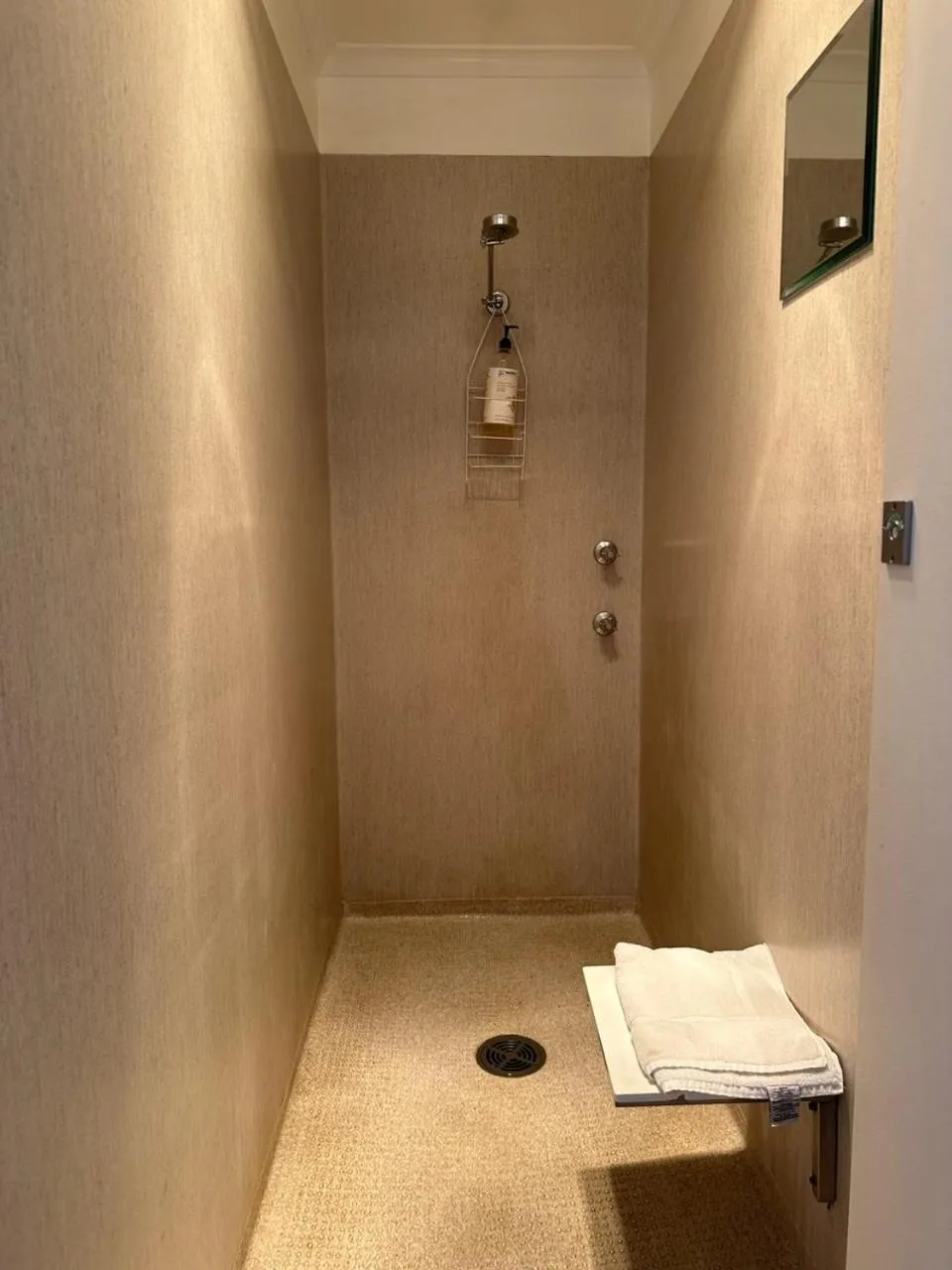 Bathroom in THE FED AND BED TEMORA