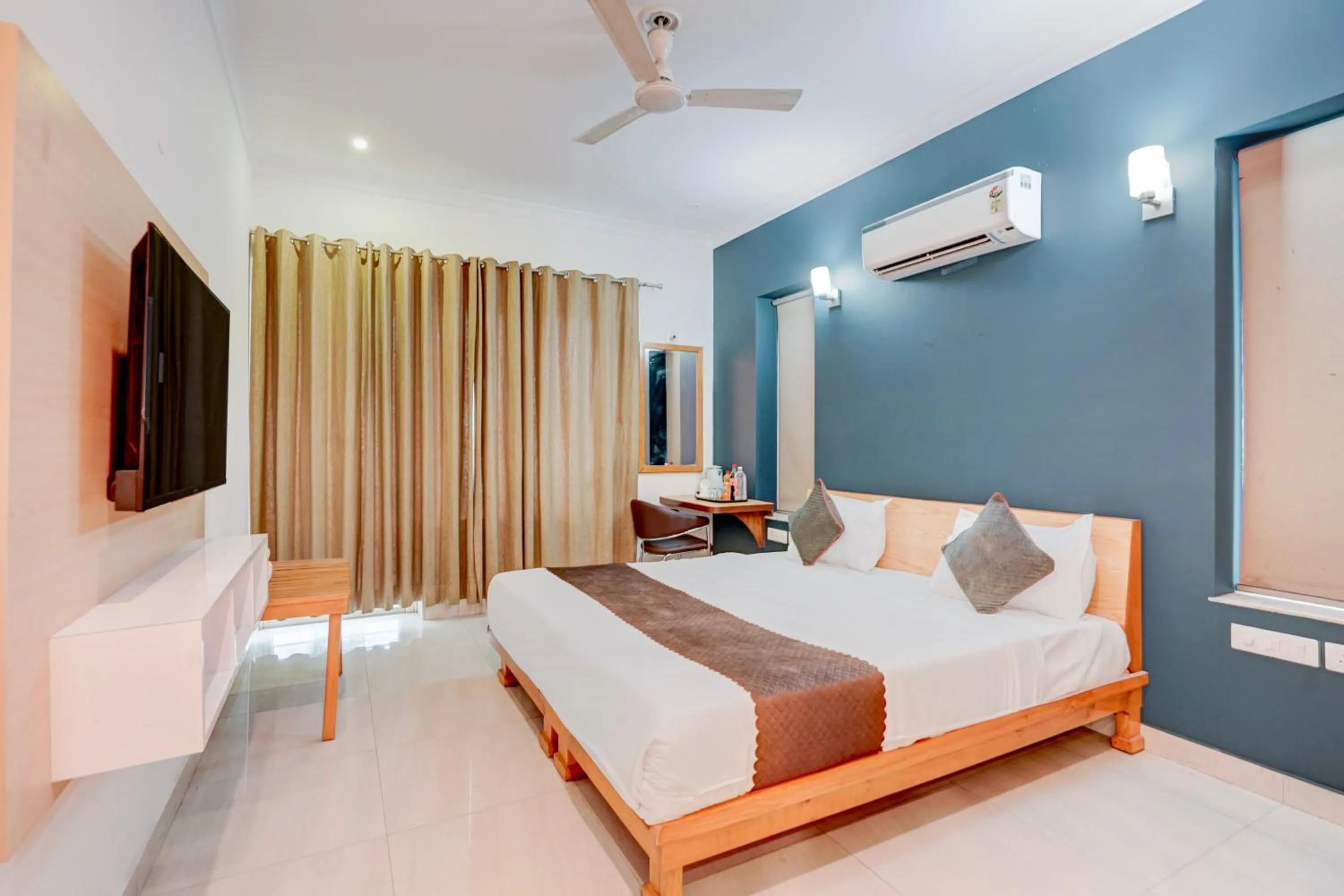 Photo of the whole room, Bed in The Byke Express Medicity Near Medanta