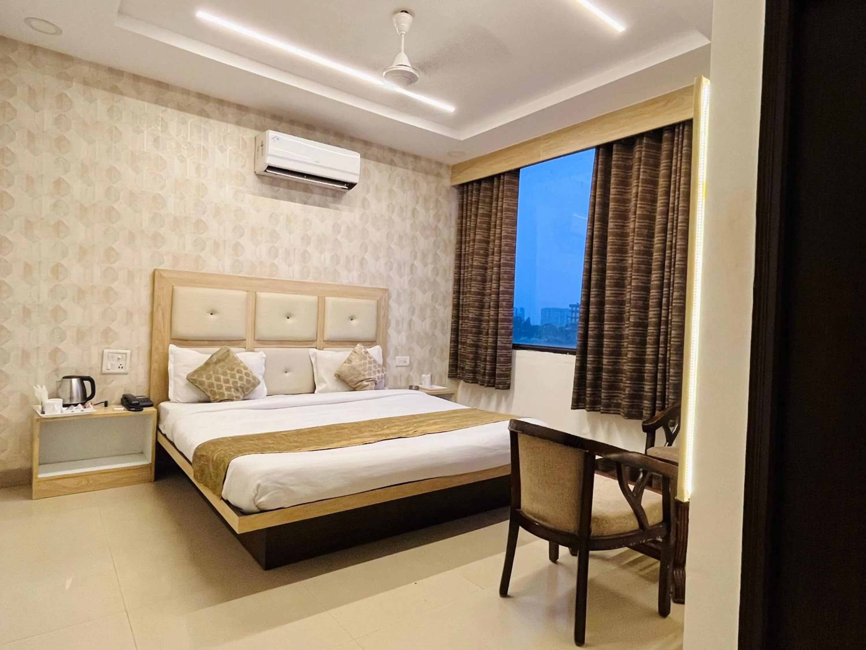 Bedroom, Bed in Hotel The Benz