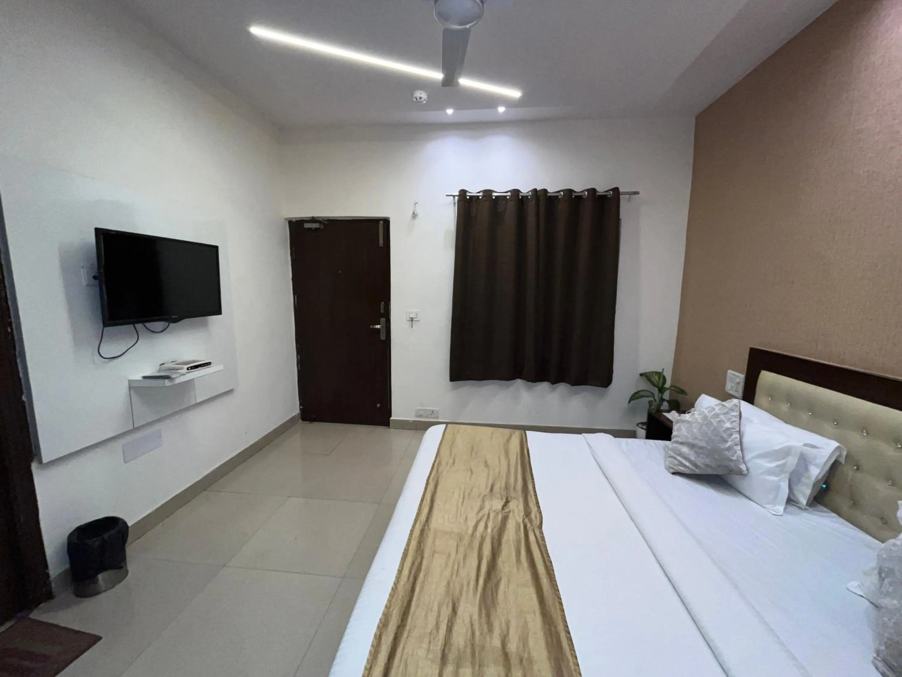 Bedroom, Bed in Hotel The Benz