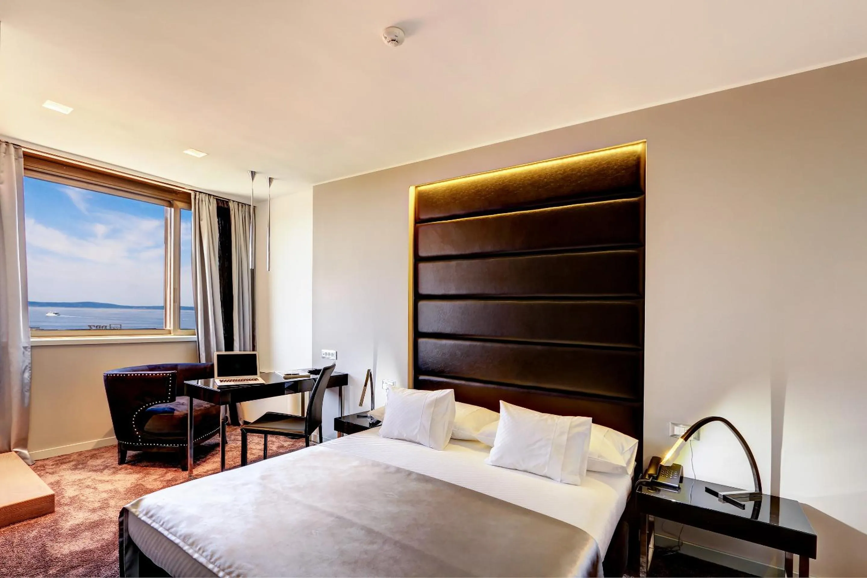 Seating area, Bed in The View Luxury Rooms