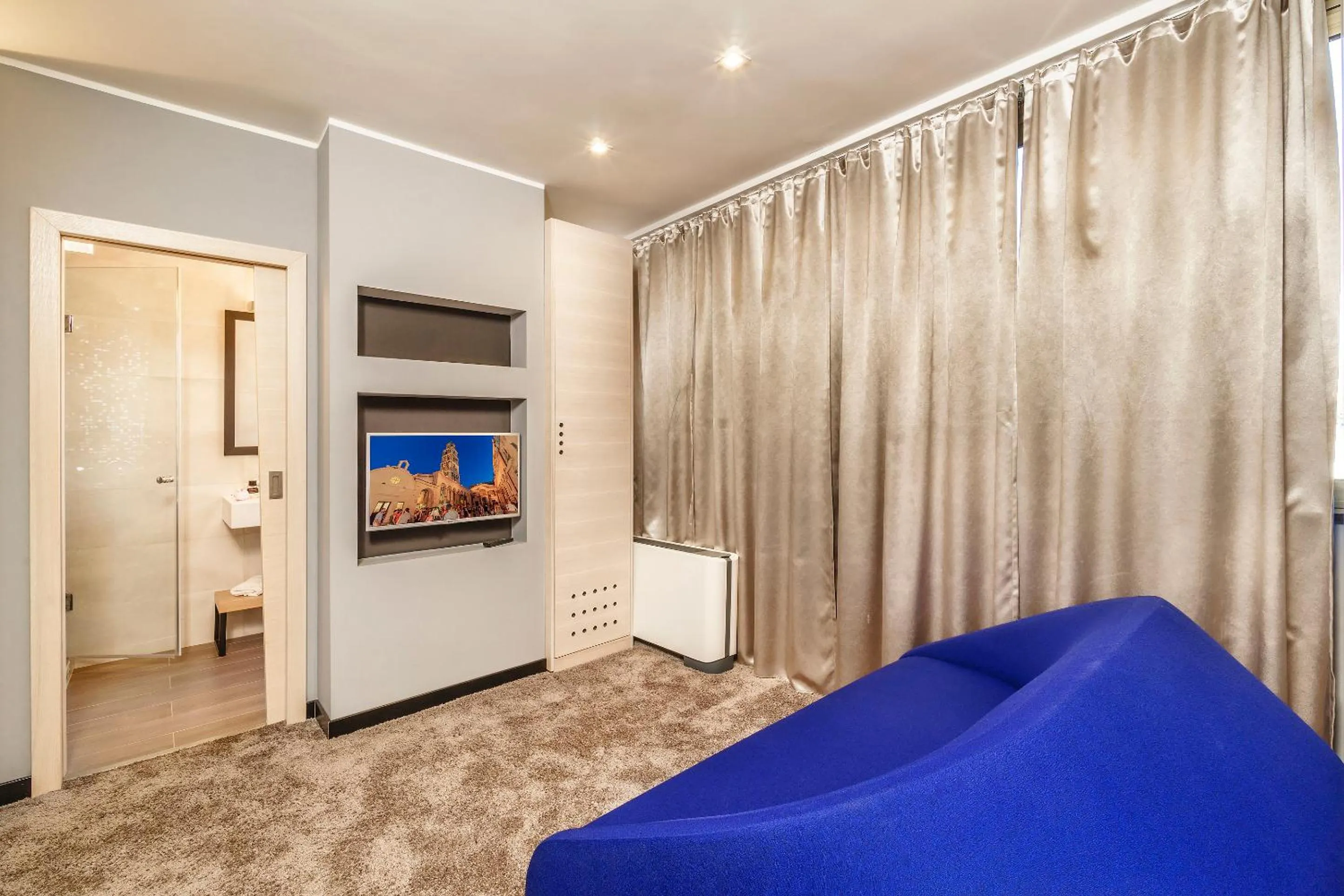 Bathroom, Bed in The View Luxury Rooms