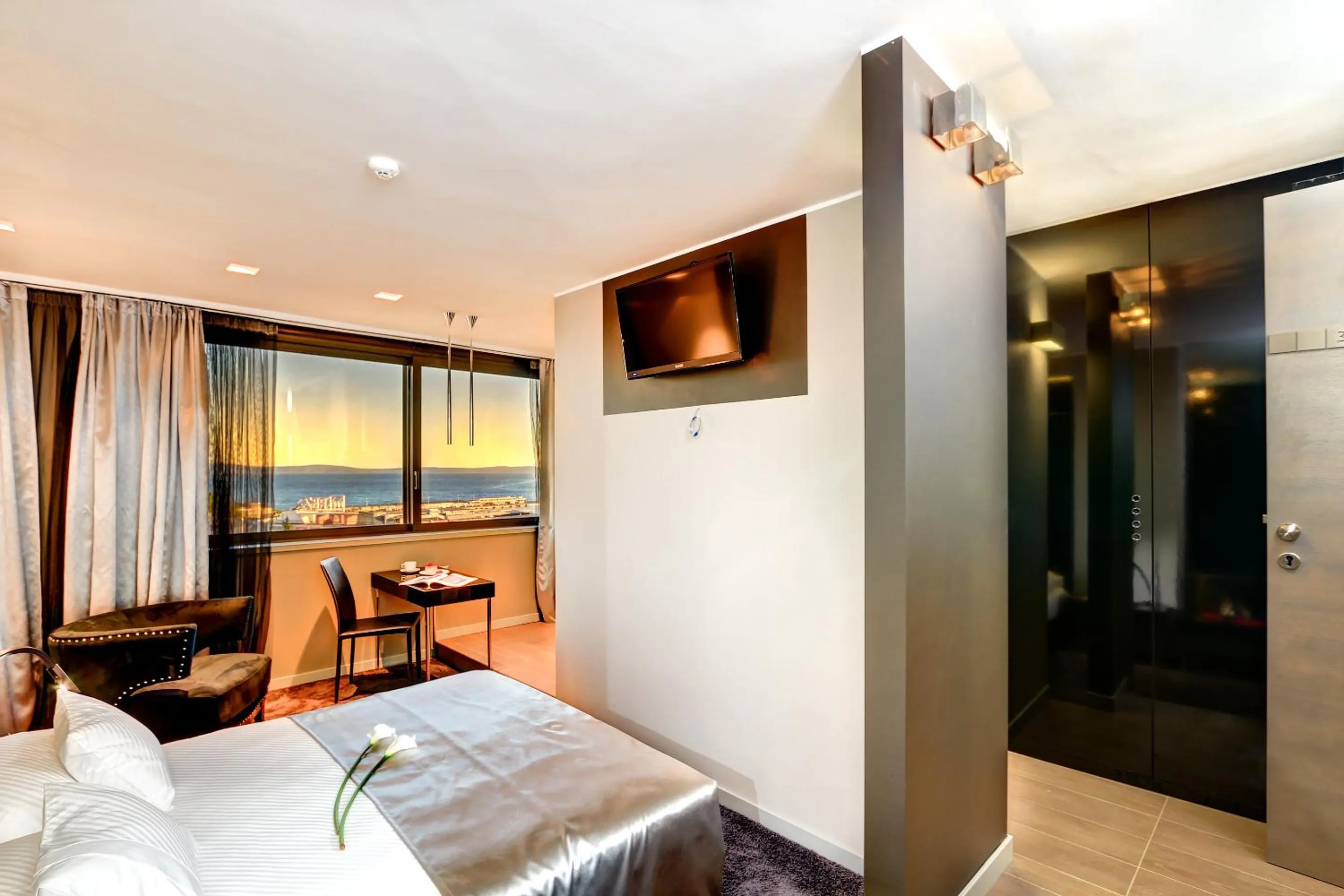 Bedroom, Bed in The View Luxury Rooms