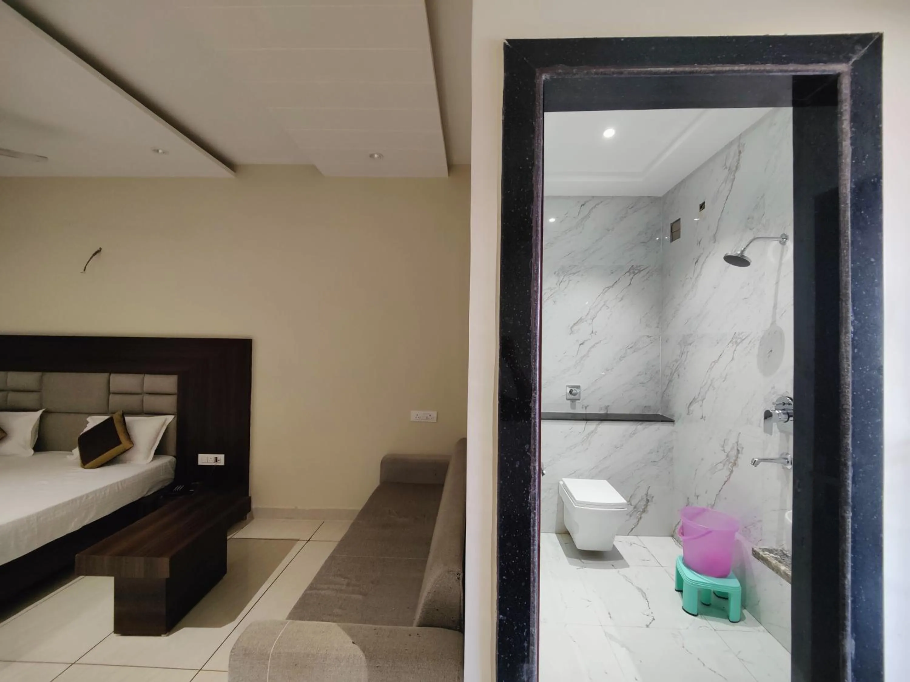 Shower in Hotel Kusum Palace