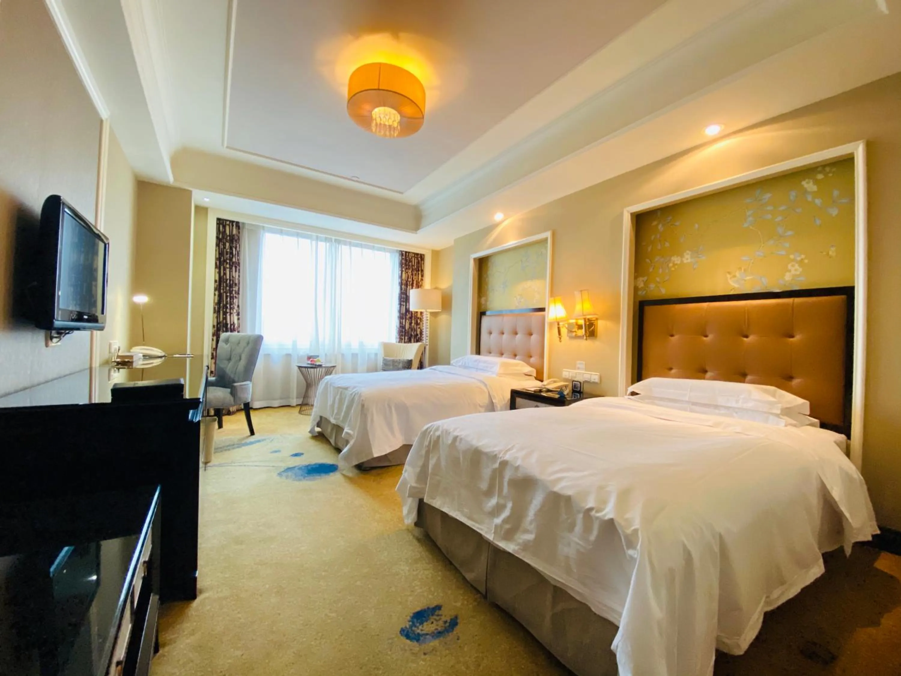 Bed in Ramada Plaza Tianlu Hotel