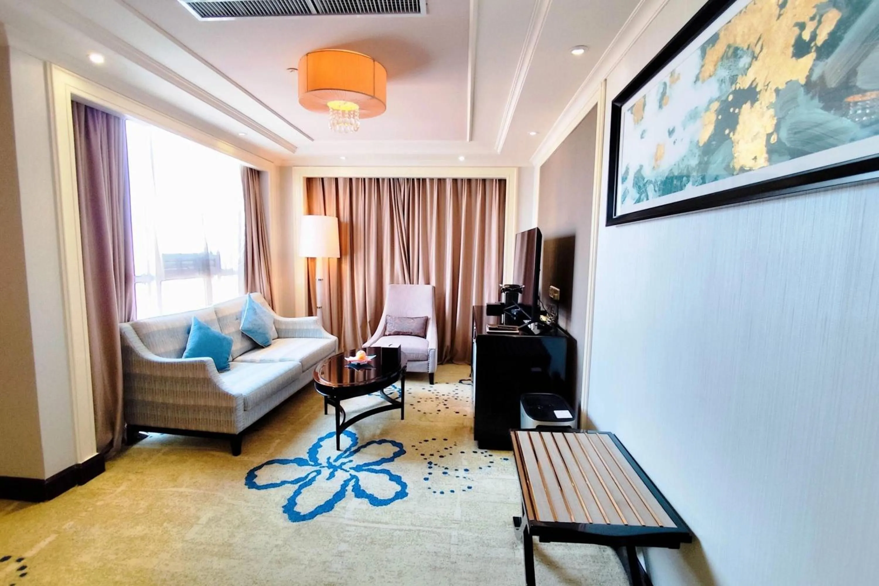 Photo of the whole room, Bed in Ramada Plaza Tianlu Hotel