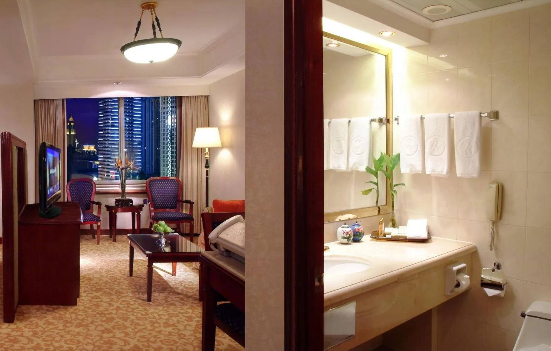 Photo of the whole room, Bed in Ramada Plaza Tianlu Hotel