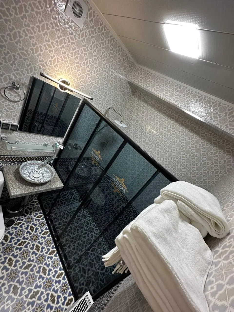 Toilet, Bed in AMIRAN Boutique