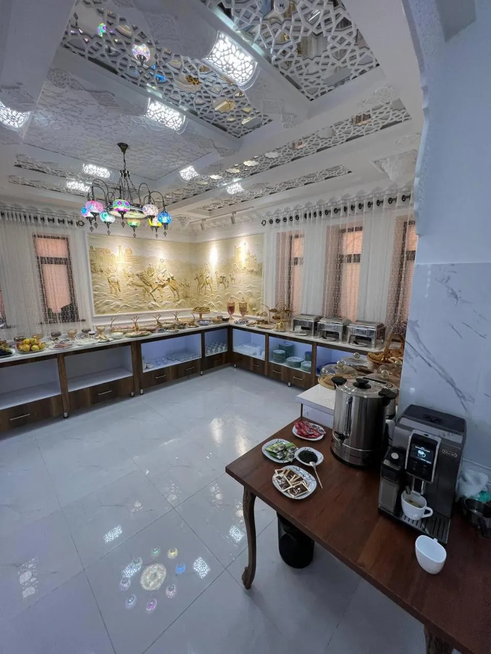 Restaurant/places to eat in AMIRAN Boutique