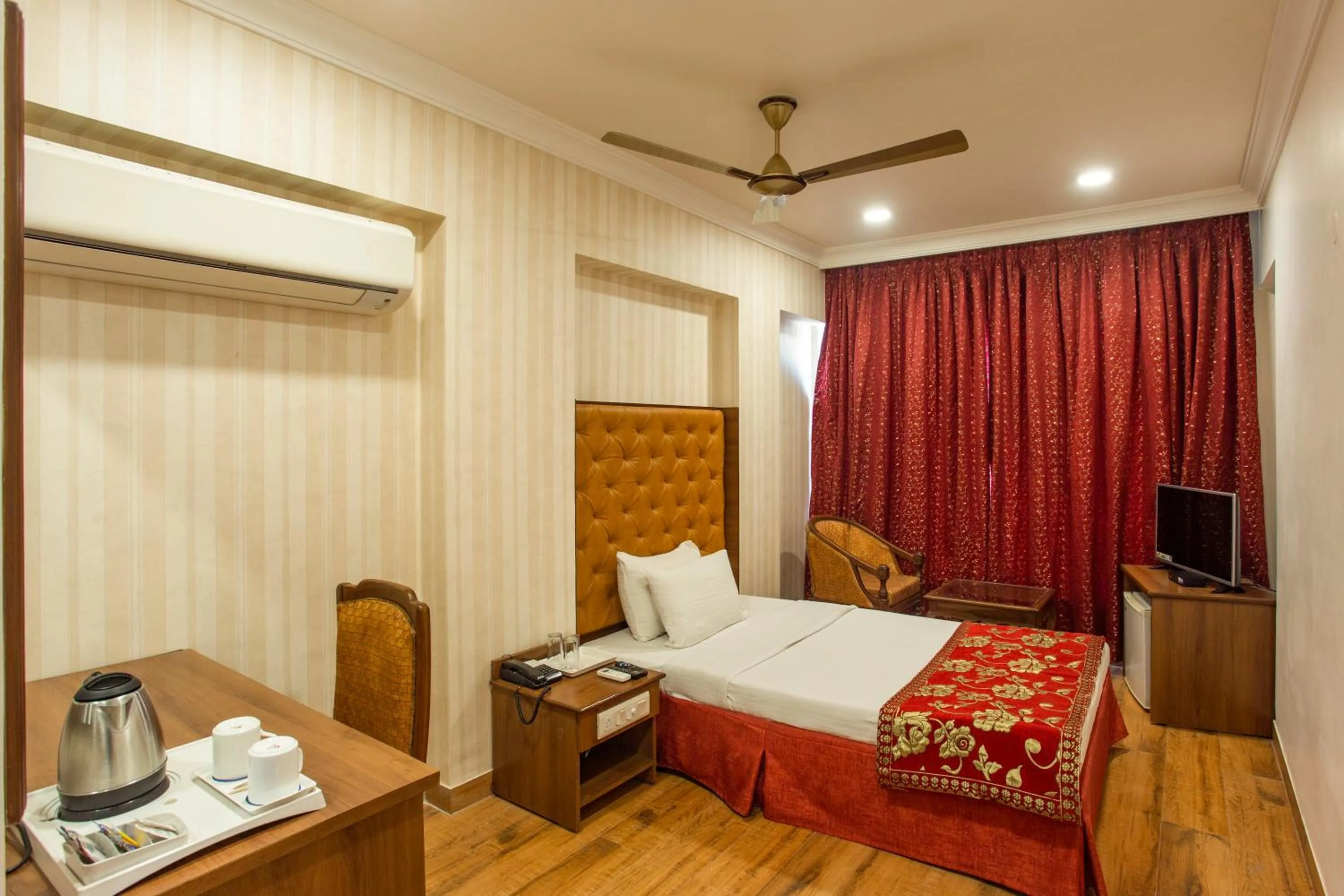 Photo of the whole room, Bed in The Grand Regency