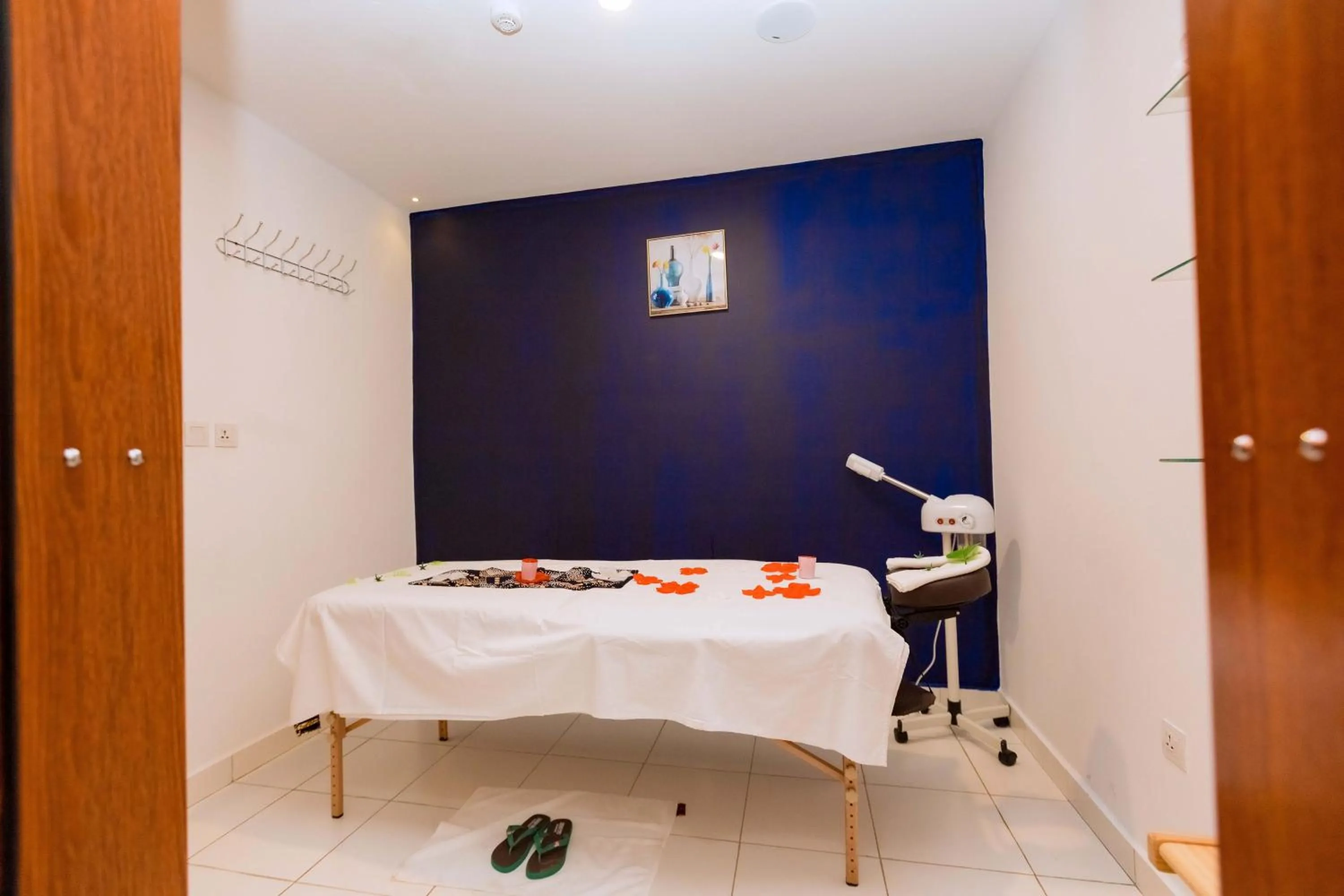 The Hut Restaurant & Boutique Hotel