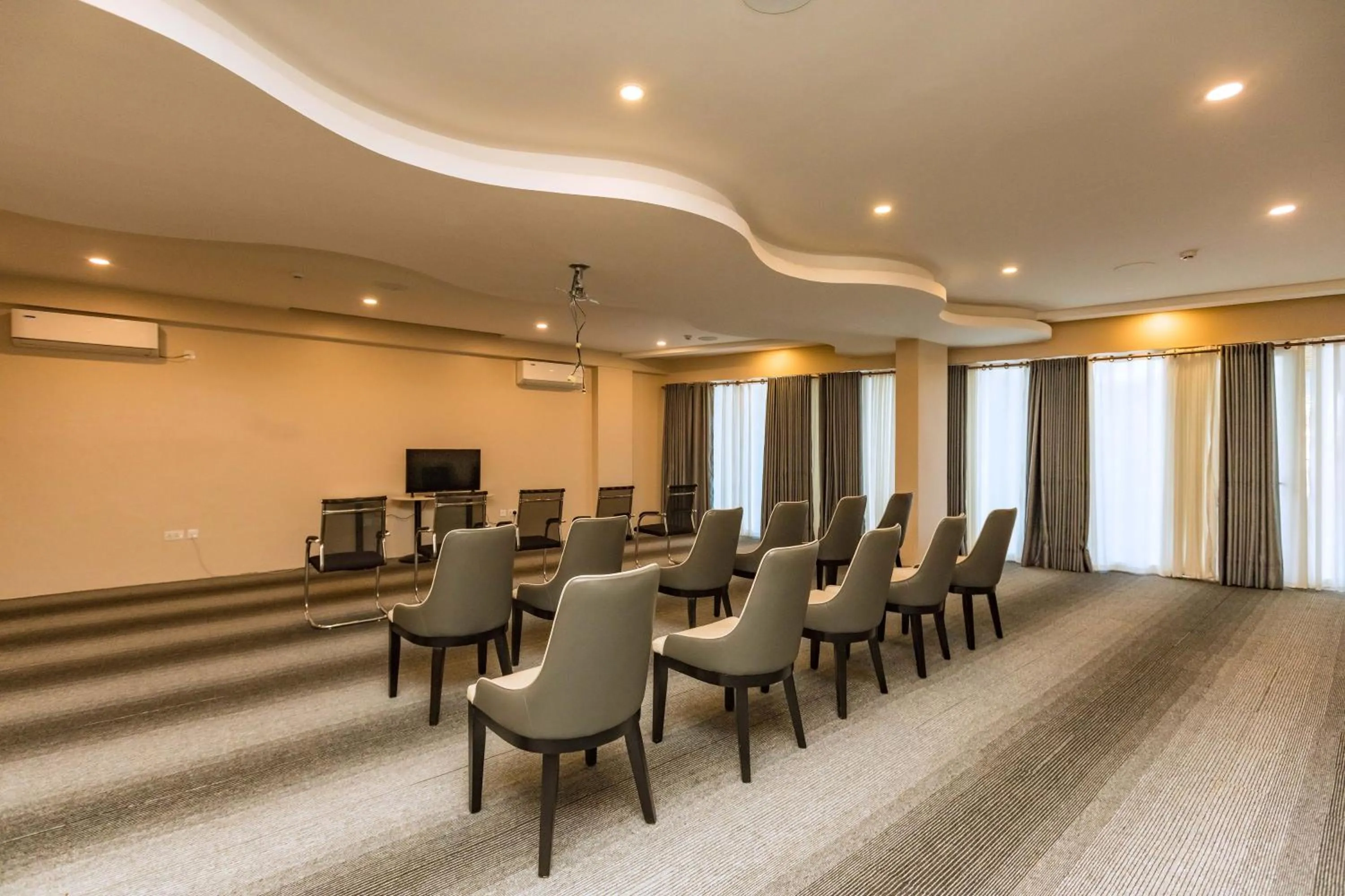 The Hut Restaurant & Boutique Hotel