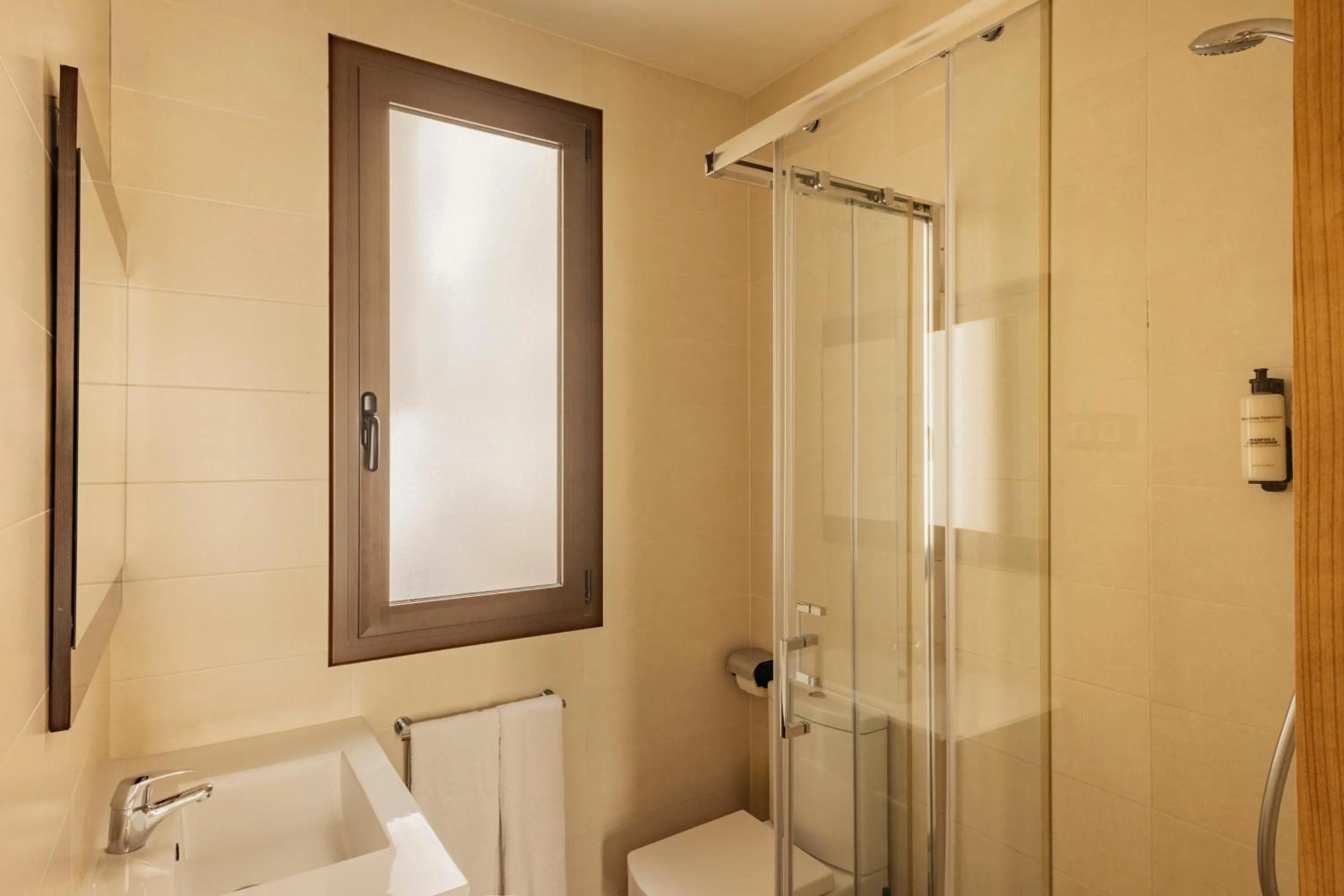 Bathroom in Barcelona Apartment Milà