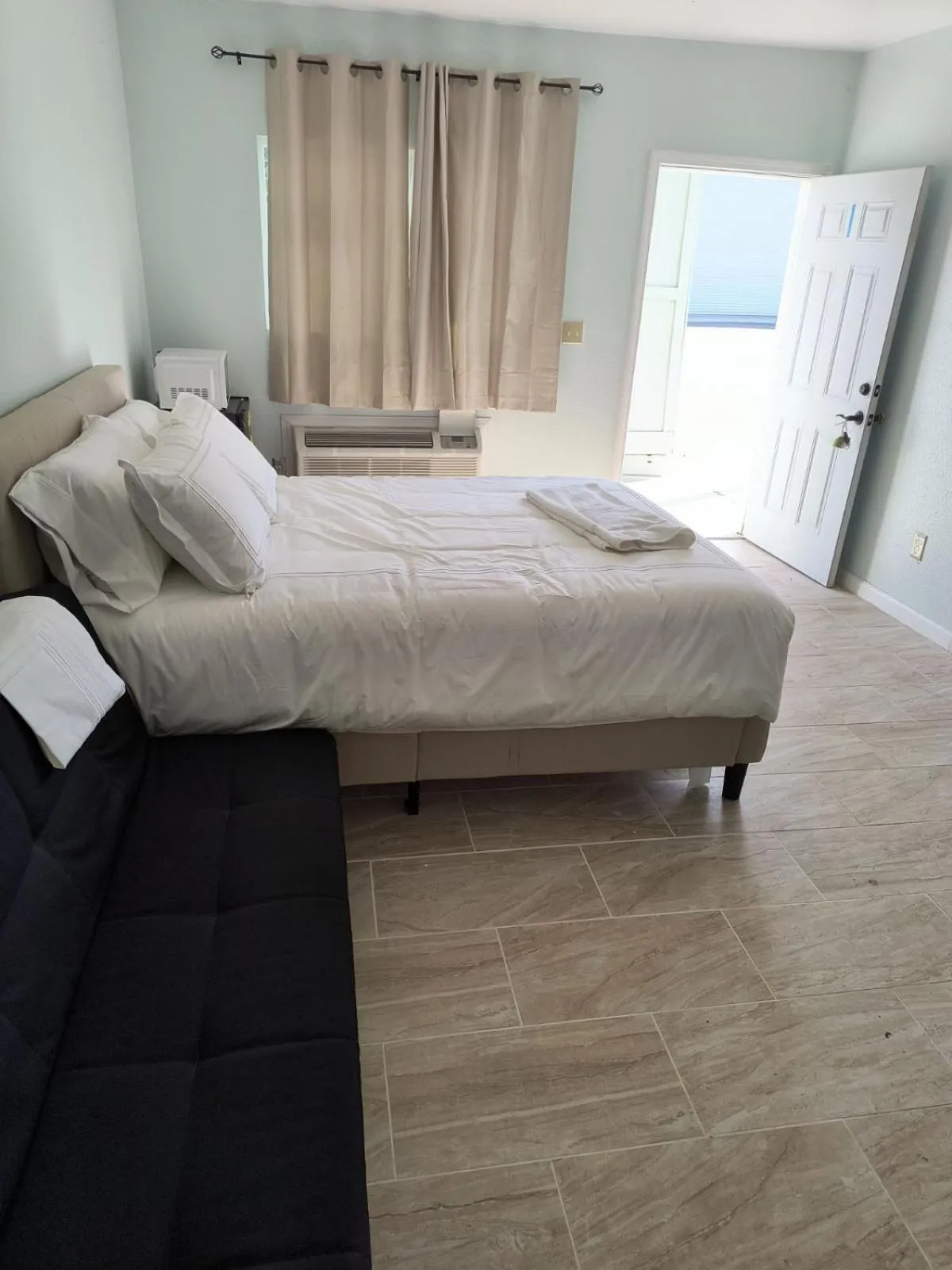 Bed in Islander Motel