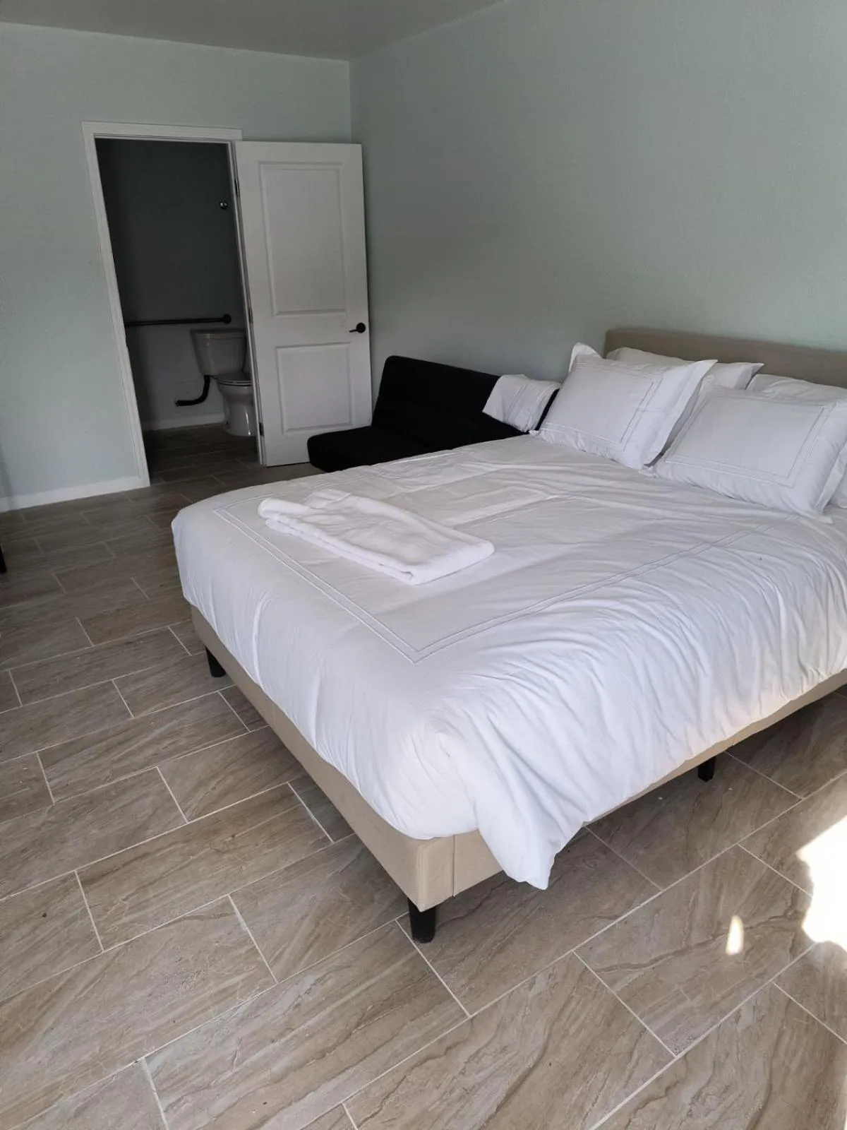 Bed in Islander Motel