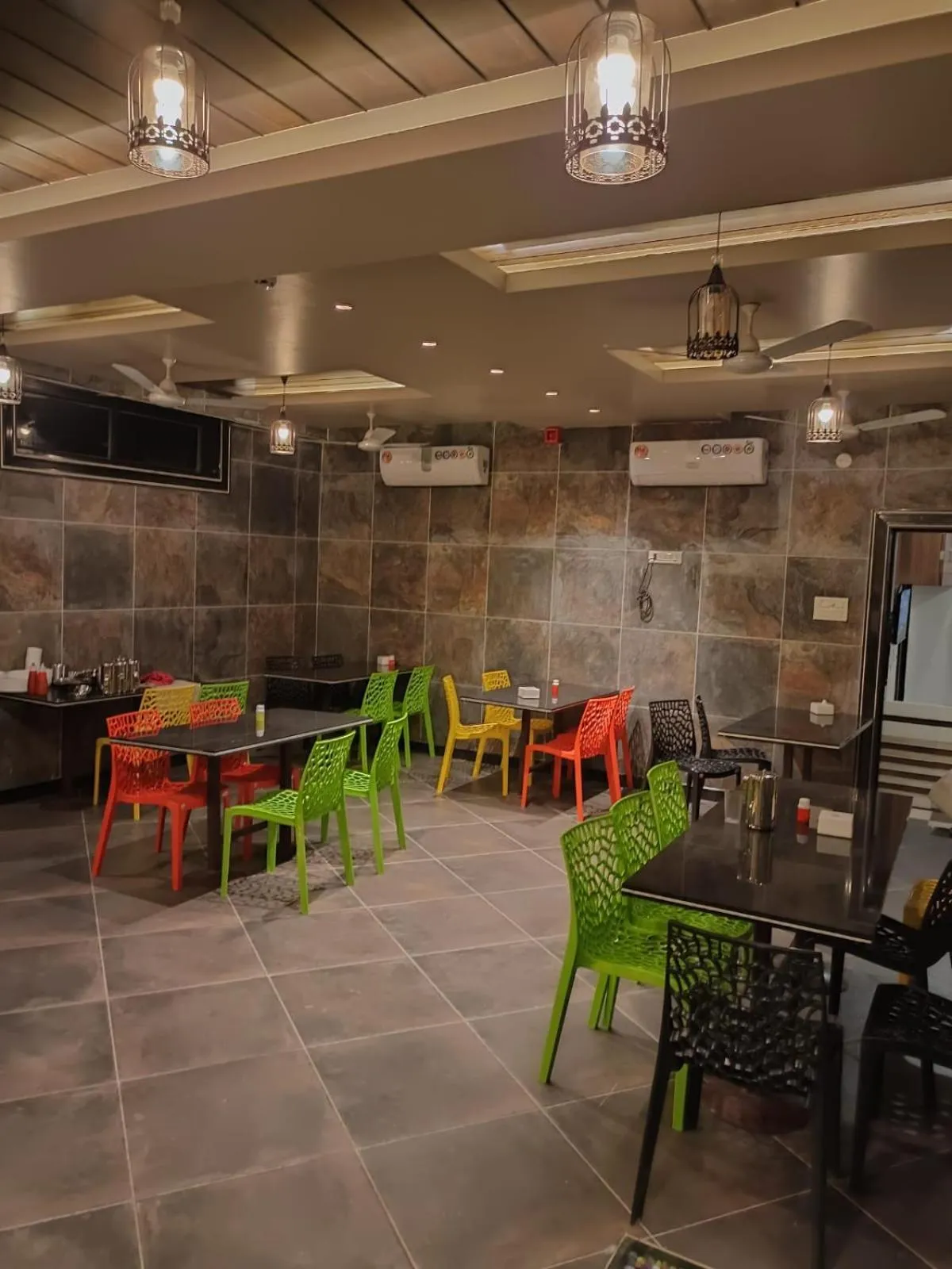 Restaurant/places to eat in Hotel Garuda Executive Latur